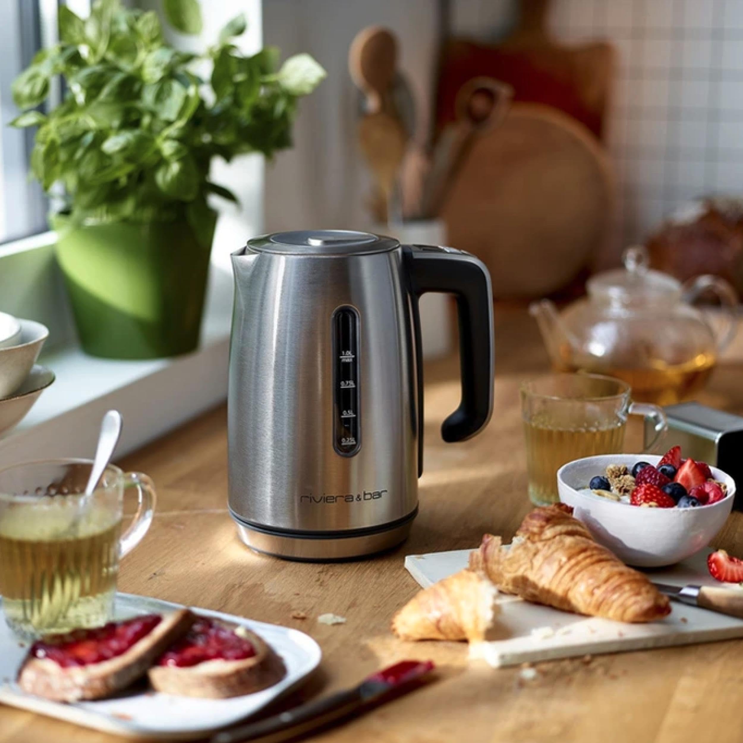 riviera&bar Bouilloire SIENA à Température Réglable - Compacte en Inox Brossé avec Socle Pivotant 360°, Protection Anti Surchauffe, Écran Digital et Maintien au Chaud - 1L - Inox