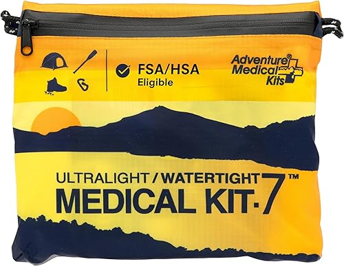 Adventure Medical Kit Ultraligero / Impermeable Kit médico .7 – Hasta 3 personas, hasta 3 días – Incluye vendajes, elementos esenciales de ampolla y