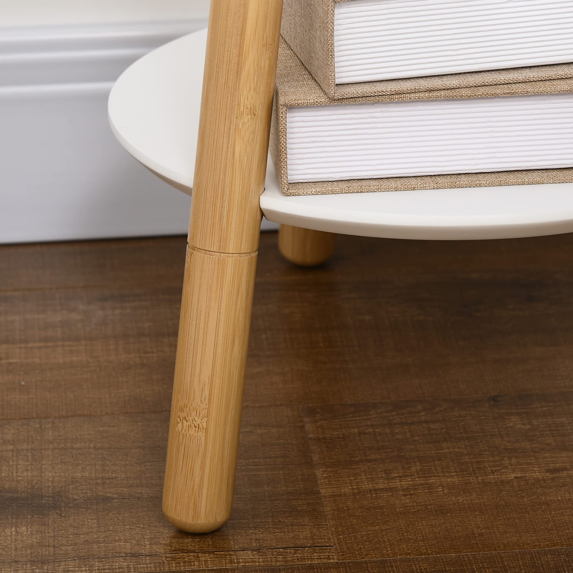 HOMCOM Appendiabiti da Terra per Ingresso 39.5x39.5x171 cm Legno e Bianco | MDF e Alluminio, 5 Ganci in Bambù, Tavolino Rotondo da Caffè