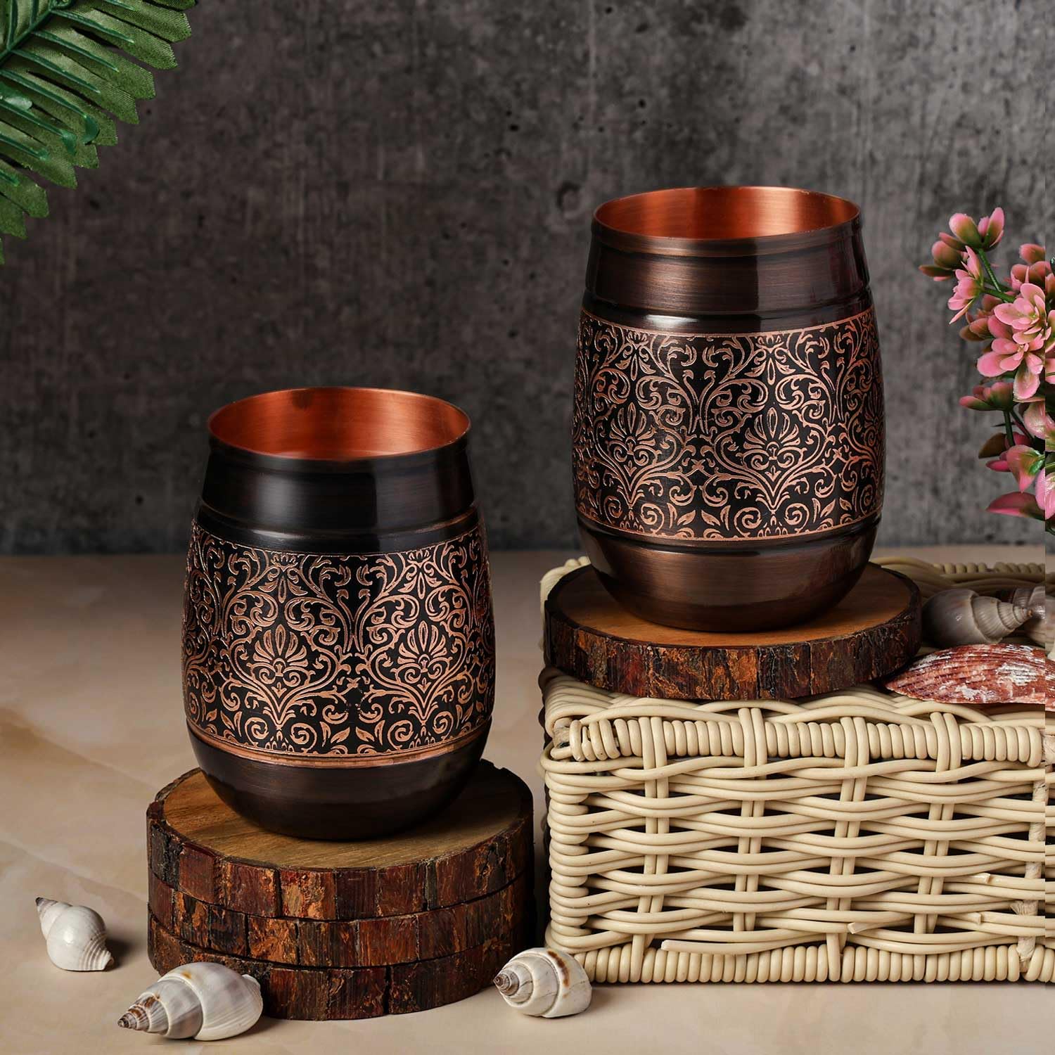 ANCIENTIMPEX Set di 2 bicchieri in rame, motivo floreale, capacità 250 ml, per benefici ayurvedici per la salute (a botte).