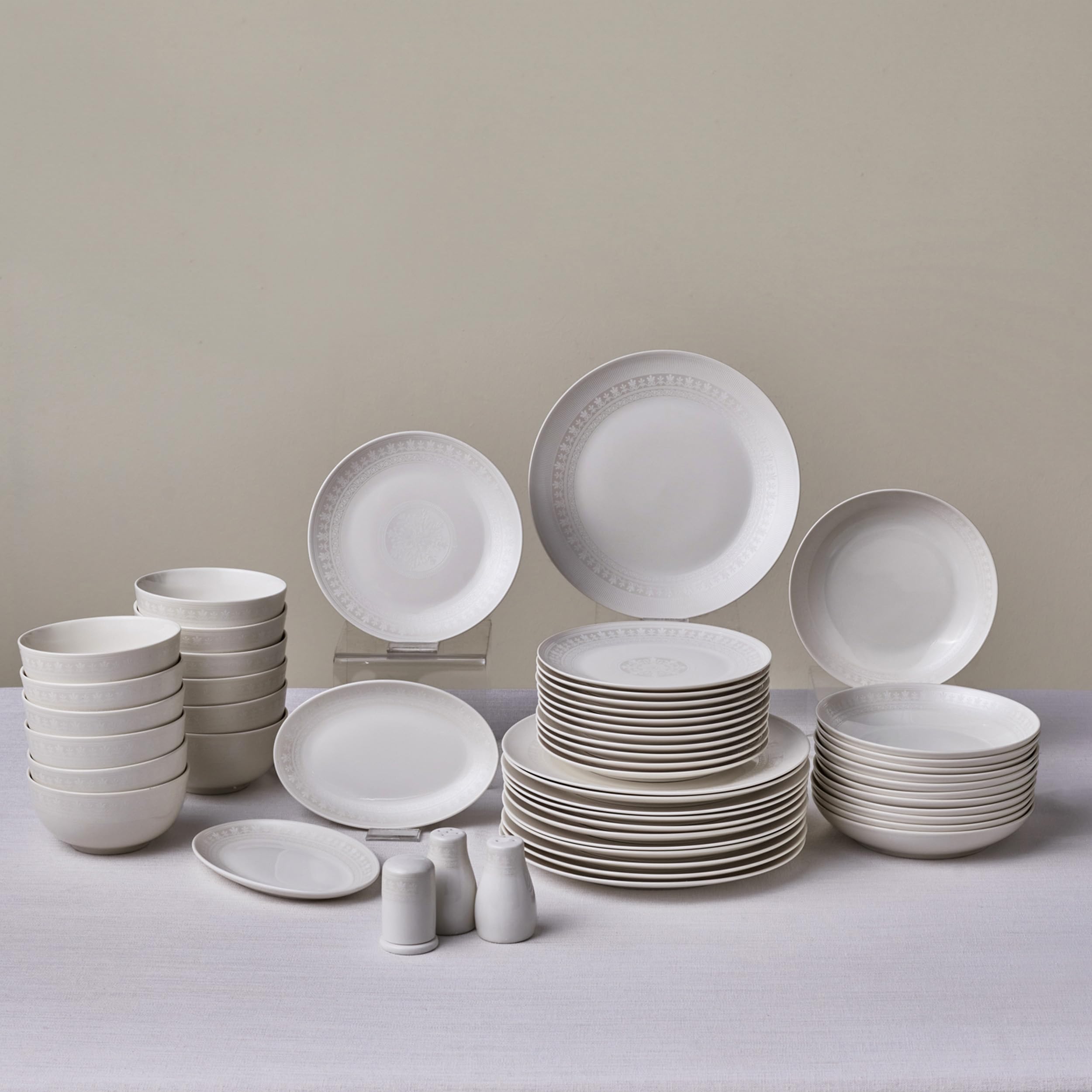 Karaca Forever Bone Artiste Service de Table 53 Pièces pour 12 Personnes, Vaisselle Blanc en Porcelaine avec Assiettes, Bols à Céréales/Soupes, Plats de Service, Petites Assiettes, Salière & Poivrière