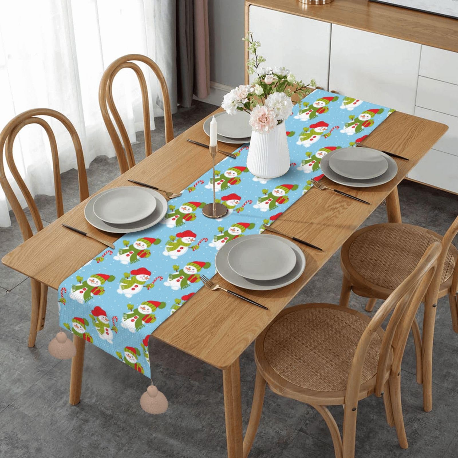 Chemin de table de fête lavable aux finitions soignées avec pompon