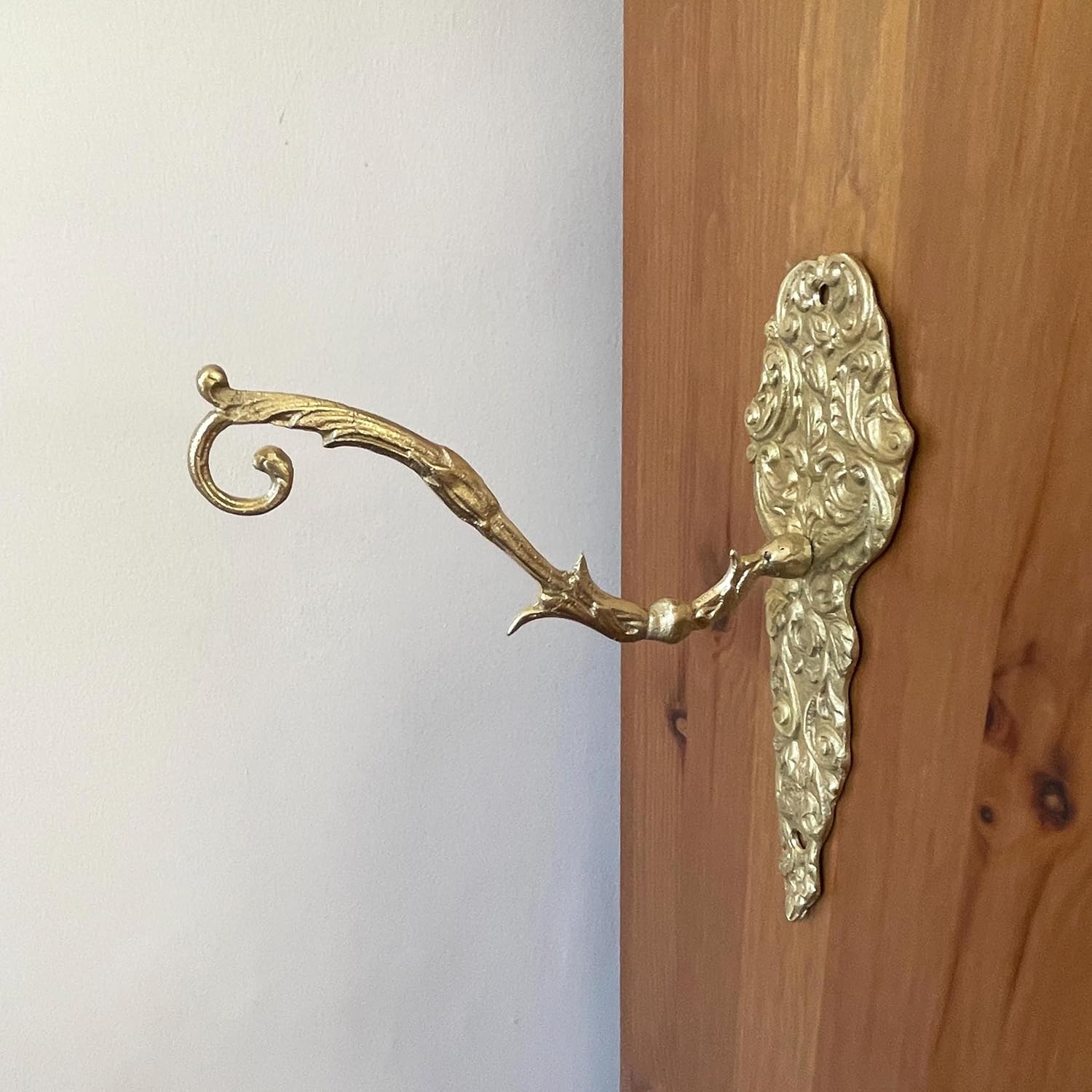 Brass Wall Hook for Hanging Planters – Antique Gold Plant Bracket – Vintage-Style Wall Hanger for Indoor & Outdoor Décor