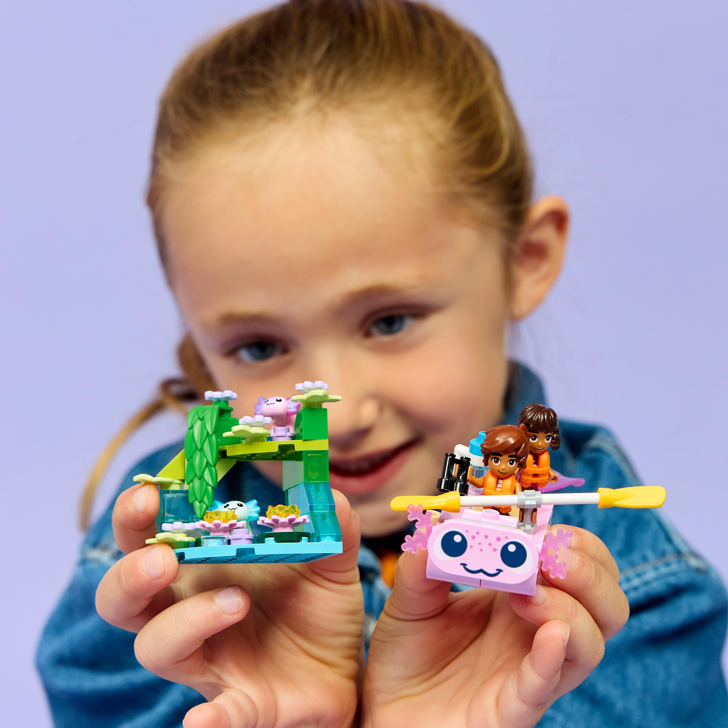 LEGO Friends Aventuras en el Barco-Ajolote de Juguete - 2 Mini Muñecos, 2 Figuras de Animales Adorables, Plantas, Flores y Accesorios - Regalo de Cumpleaños para Niñas de 5+ Años - 42681