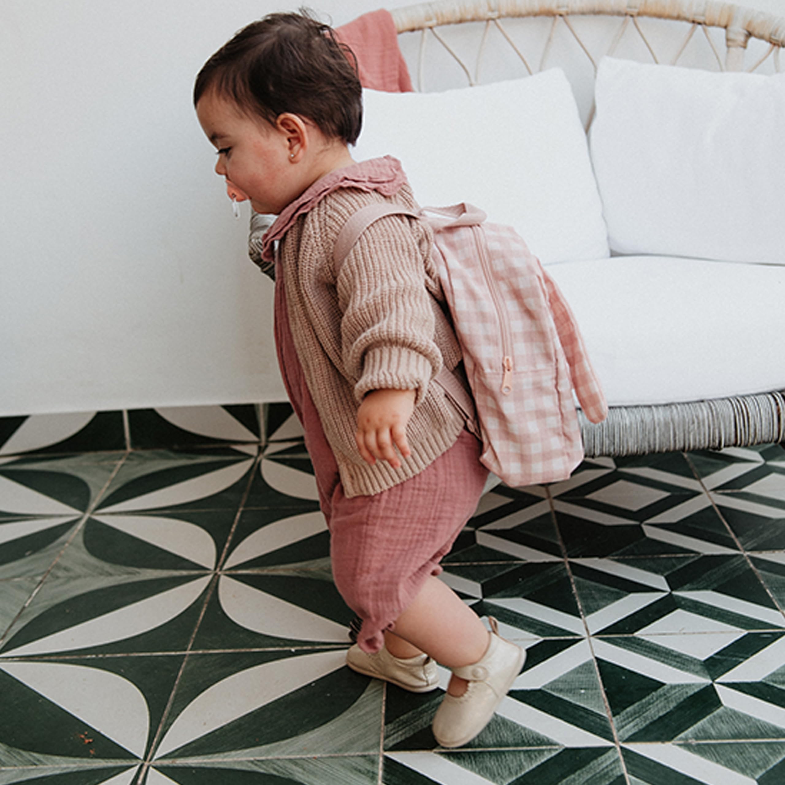 Suavinex, Mochila Guardería para Bebés, Canastilla - Regalo para Bebé con: Baby Cologne Memories 100 ml + Crema Pañal 50 ml + Pack 25 Toallitas Dermohidratantes + Taza de Aprendizaje, Conejo, Rosa
