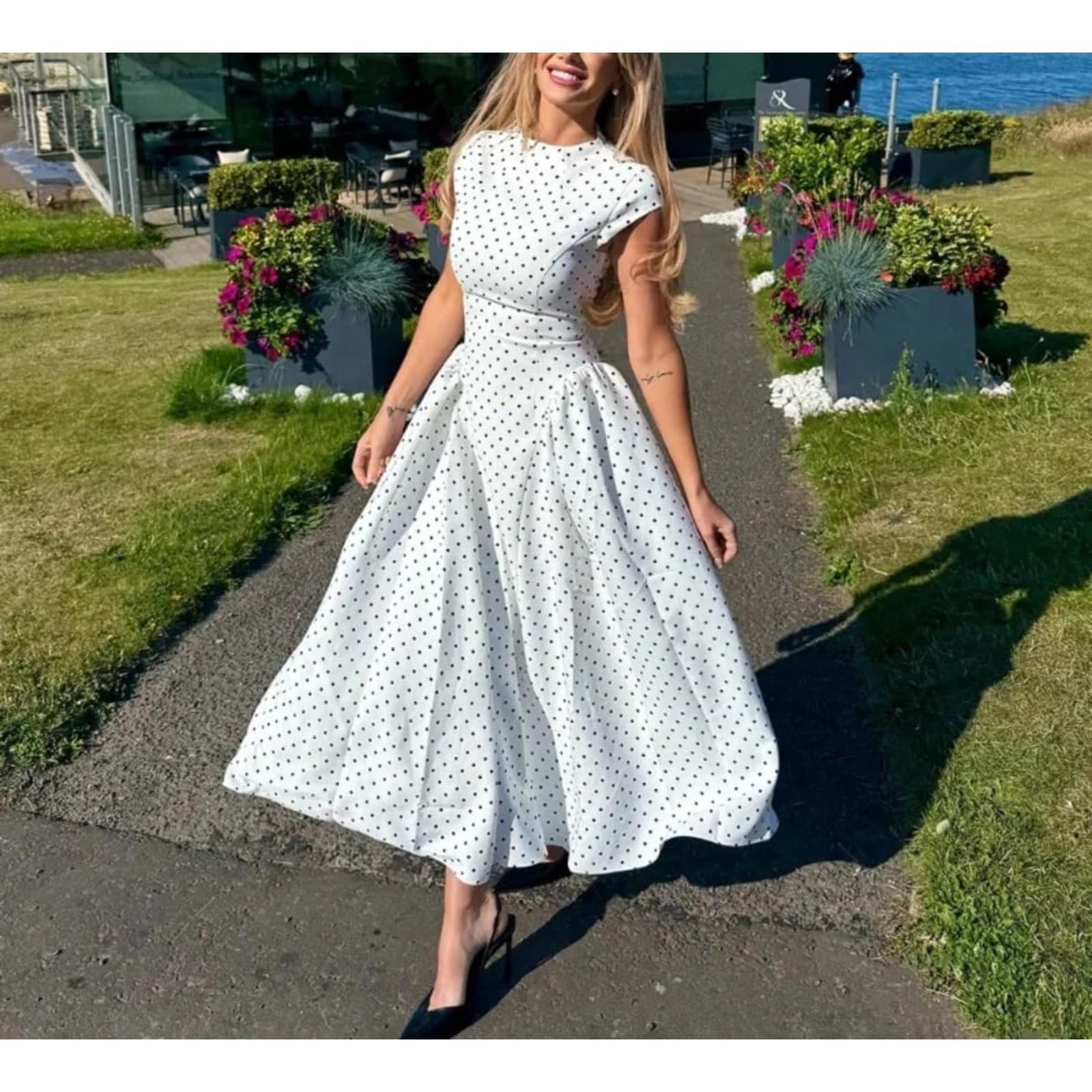 Générique Robe midi Blanche à Pois, col Montant et Manches Courtes, Coupe trapèze Fluide et élégante, idéale pour Les Sorties Estivales.