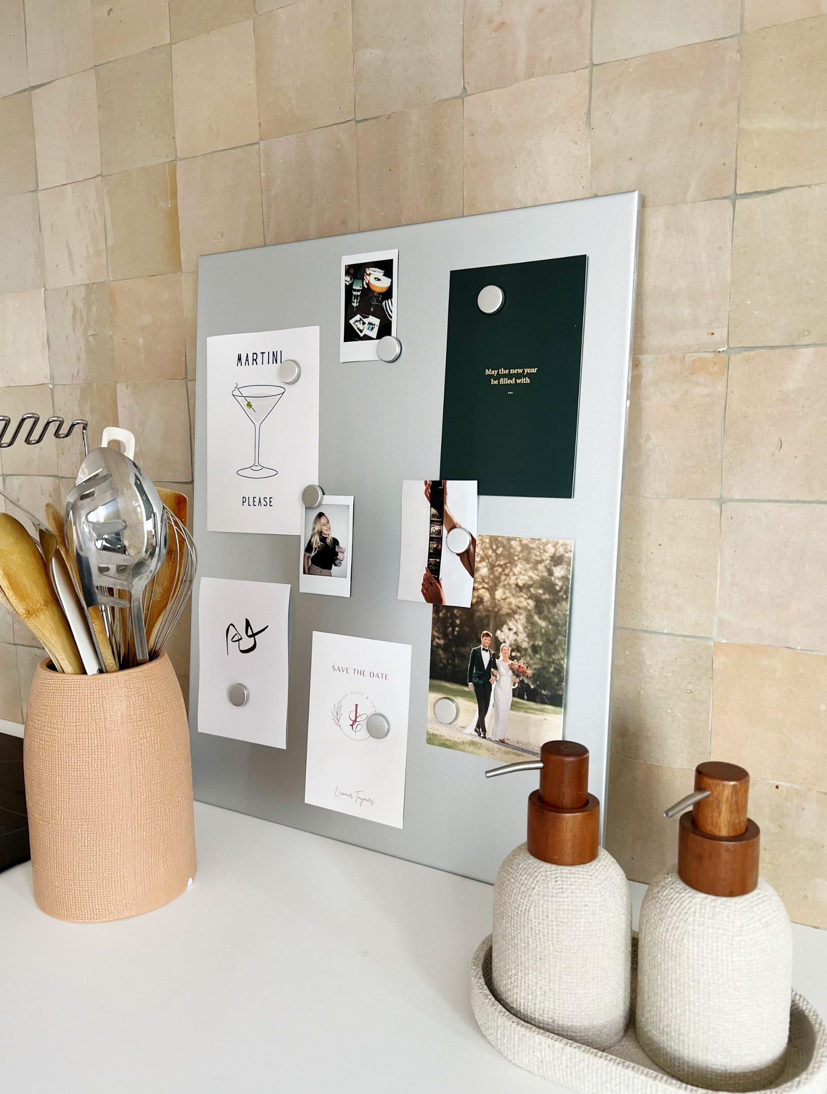 Deknudt Frames S58MN3 tablica magnetyczna i magnesy 40x50 tablica magnetyczna matowa srebrna + 8 okrągłych magnesów metal tablica magnetyczna