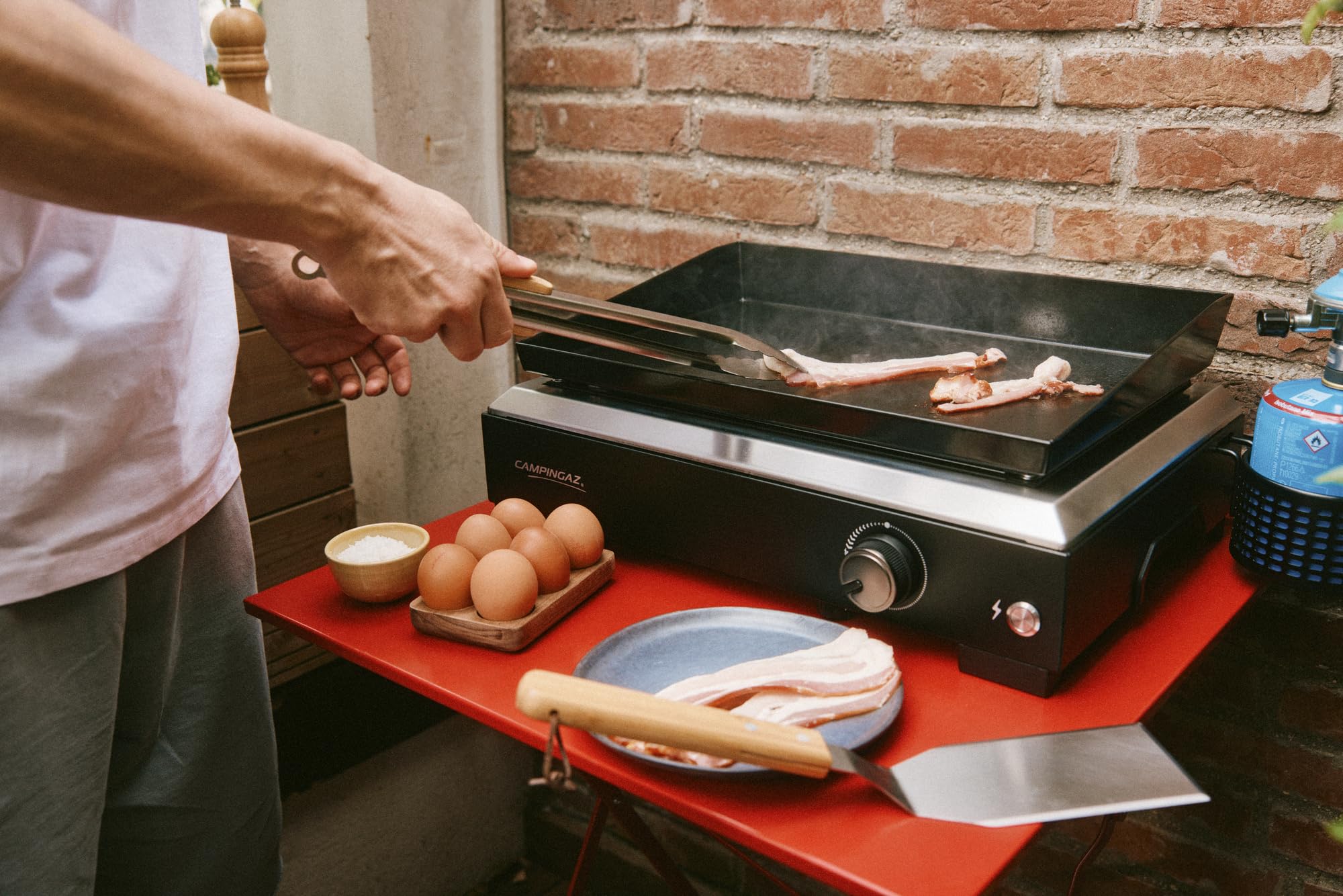 Campingaz plancha à gaz Othello 1 CV | Plaque chauffante 2,8 kW | Barbecue de table portable | Surface en acier émaillé | Brûleur avec technologie BlueFlame | Nettoyage facile