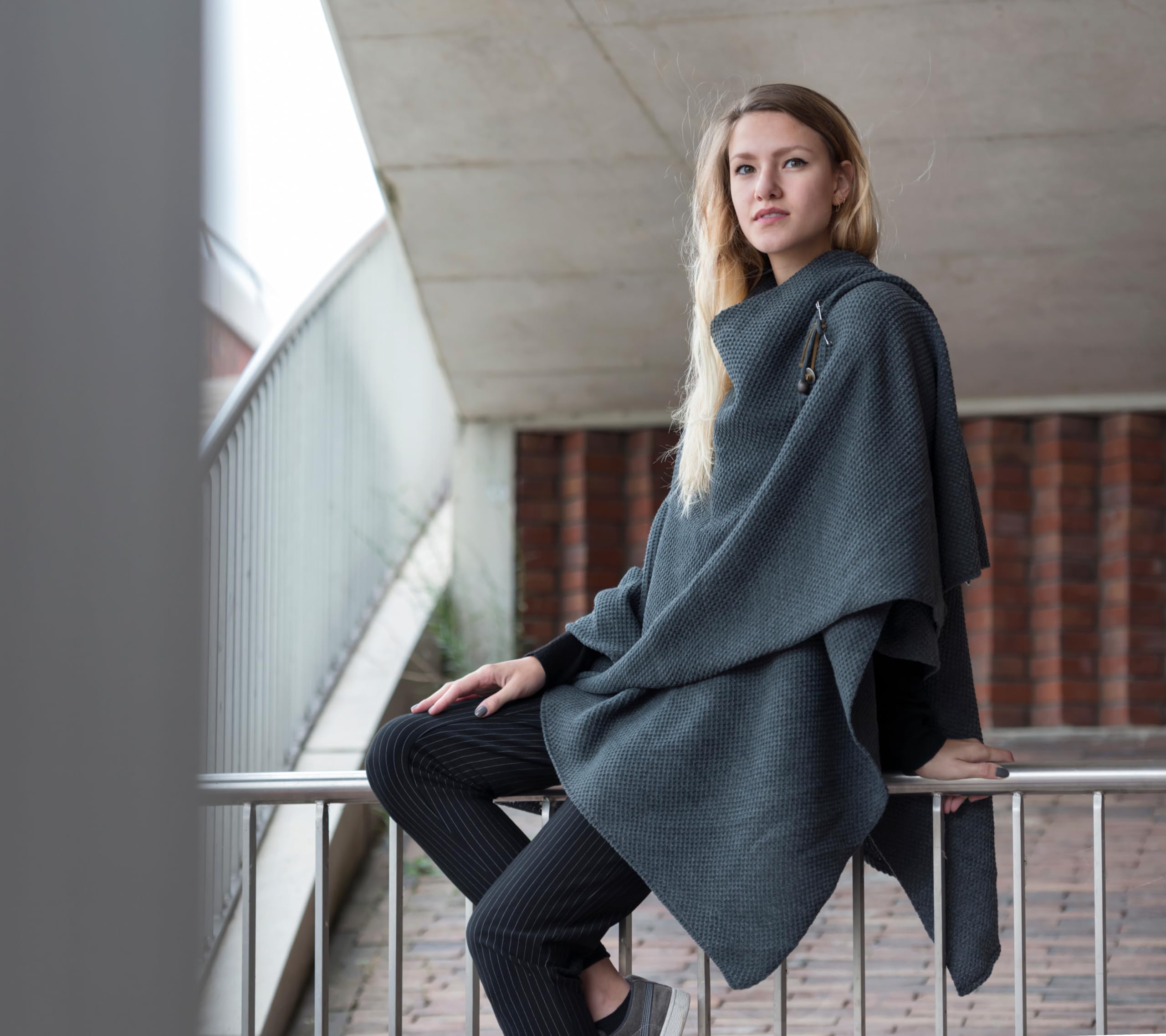 KNIT FACTORY - Jazz Poncho - Elegant Gestrickter Damen Cape - Wickelschal mit Wolle - Hochwertige Qualität