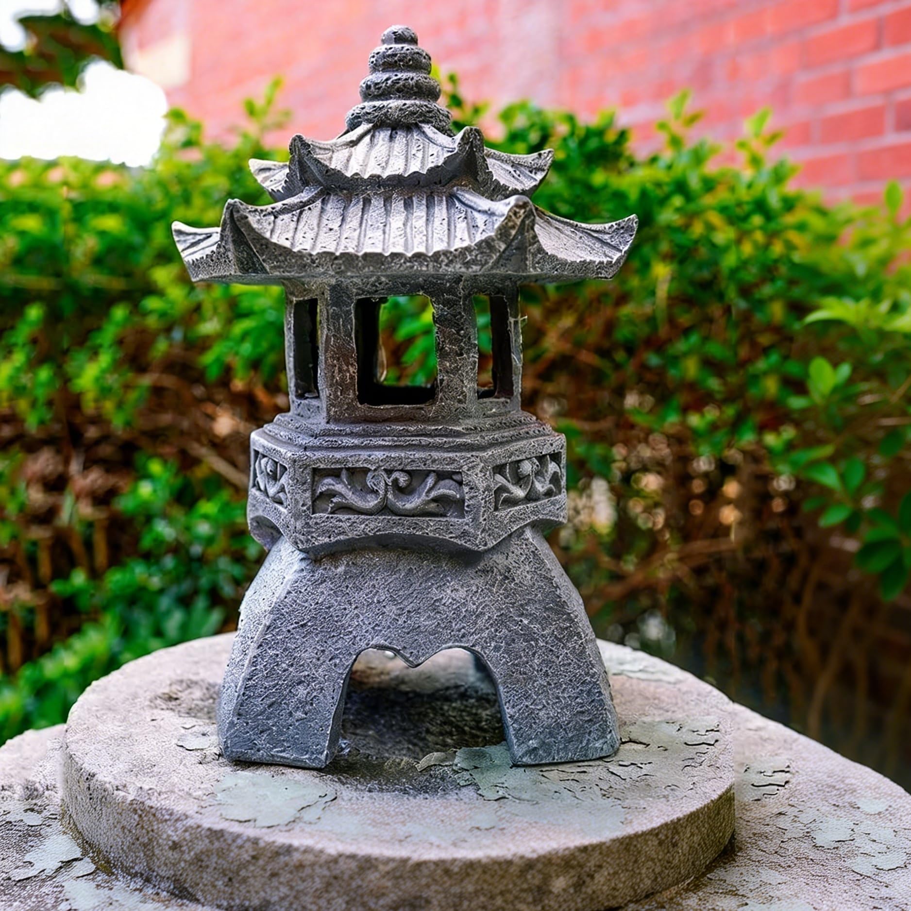 Lanterne Solaire de Jardin, Zen Statue de Jardin Décorative en Résine, Lampe Solaire pour Extérieur, Ornements Lanterne Japonaise en Pierre, Statue Décoration pour Balcon, Terrasse, Véranda et Cour