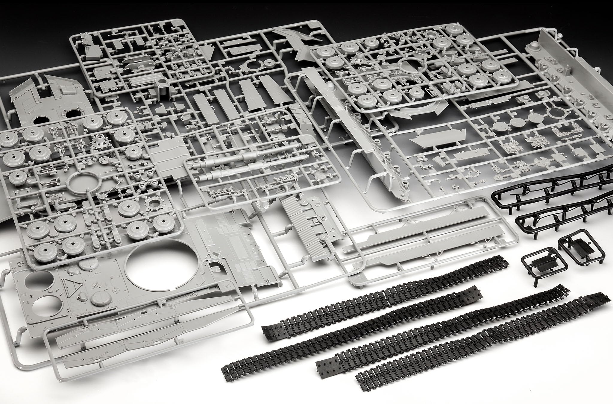 Revell 63368 Zestaw modeli Leopard 2A4 Tank - specjalna dekoracja 40. rocznica skali 1:35 niezabudowany/niepomalowany plastikowy model zestaw z akcesoriami