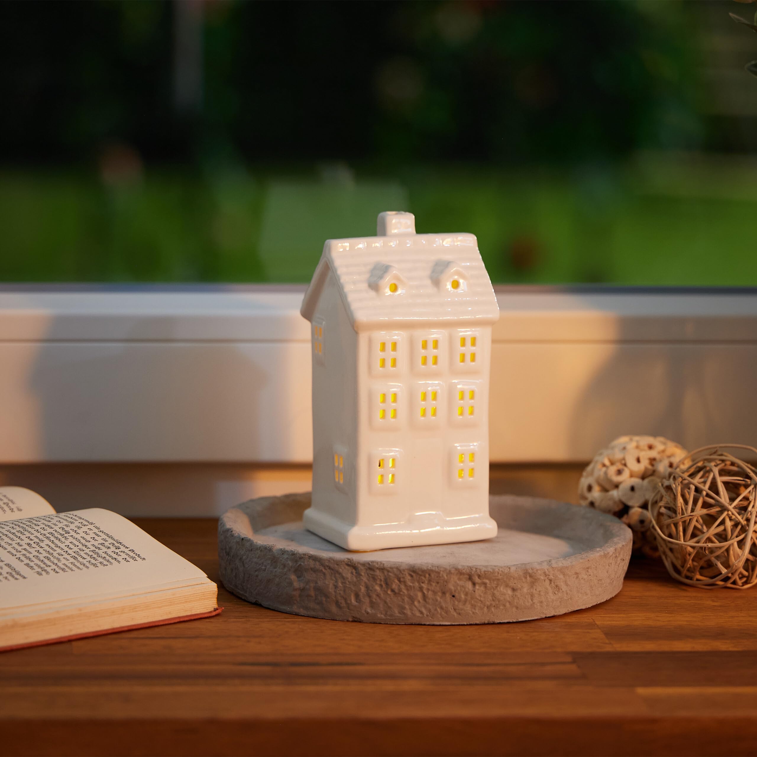Relaxdays Ceramiczny domek na podgrzewacze, świecznik na 1 podgrzewacz, wys. x szer. x gł.: 14,5 x 7 x 6 cm, świecznik na podgrzewacze dom, biały