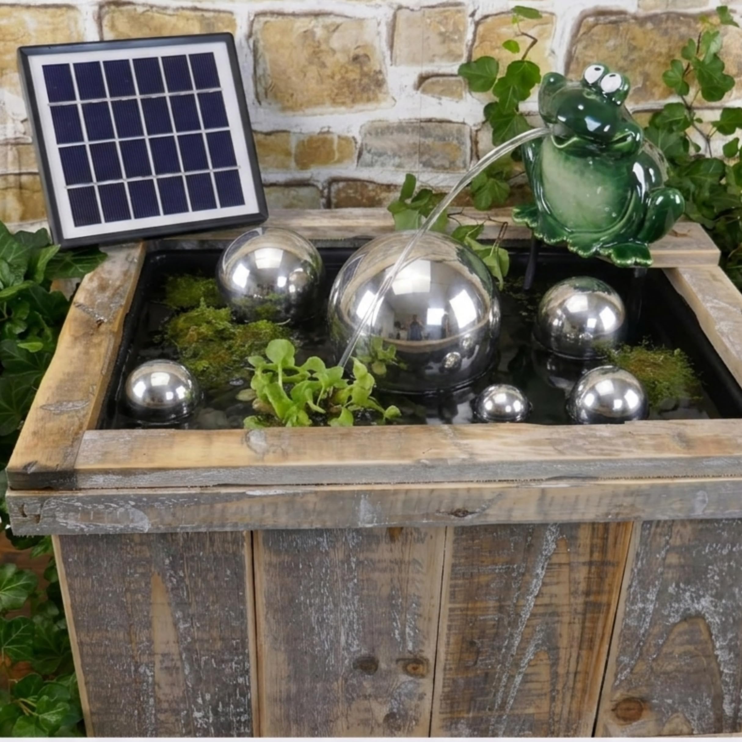 Storm's Gartenzaubereien Miniteich Set - Holzkiste mit Aufsatz für Wasserspeier, Wasserspeier Frosch mit Solarpumpe und Schwimmkugeln - Teichkugeln