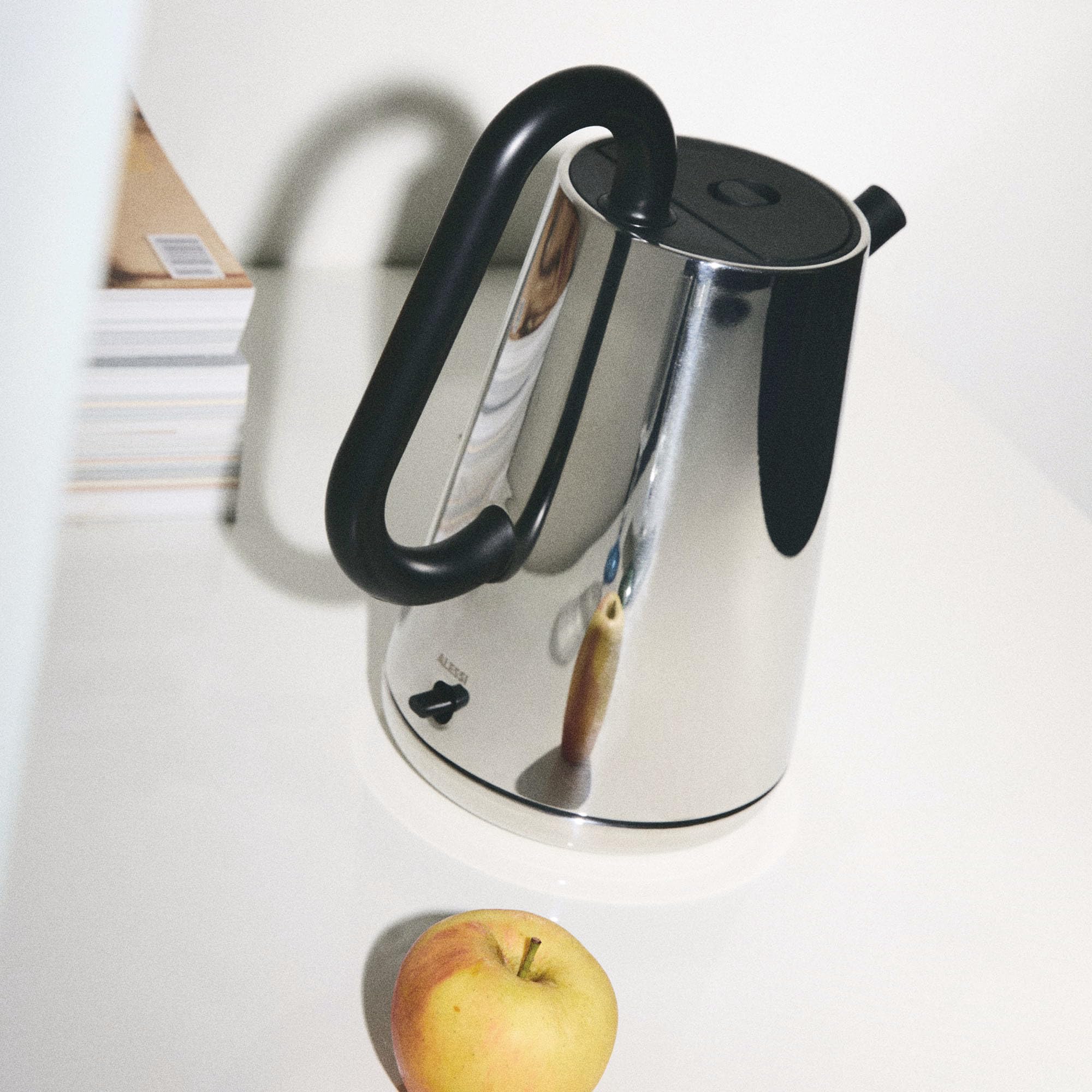 Alessi Toru NE01 B designerski czajnik elektryczny, stal nierdzewna 18/10 i żywica termoplastyczna, gniazdo europejskie, 2400 W, 170 cl, czarny