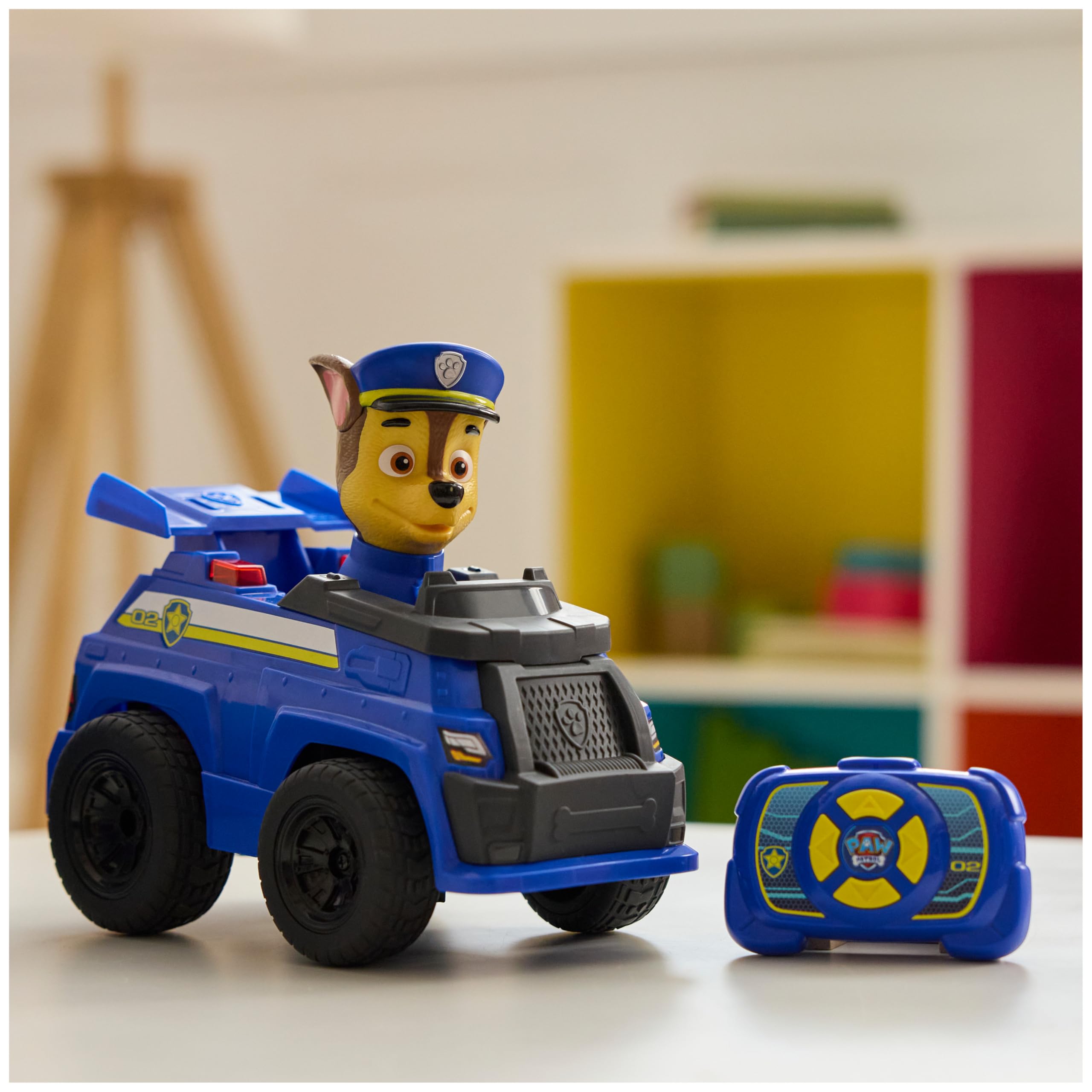 PAW Patrol Chase RC Action Cruiser, zdalnie sterowany samochód ze światłami LED i kontrolerem Easy-Steer, zabawki dla dzieci dla chłopców i dziewcząt w wieku 3 lat i starsze | Łatwy pilot - Efekty świetlne - Naprawiona figurka Chase - Samochód dziecięcy 2