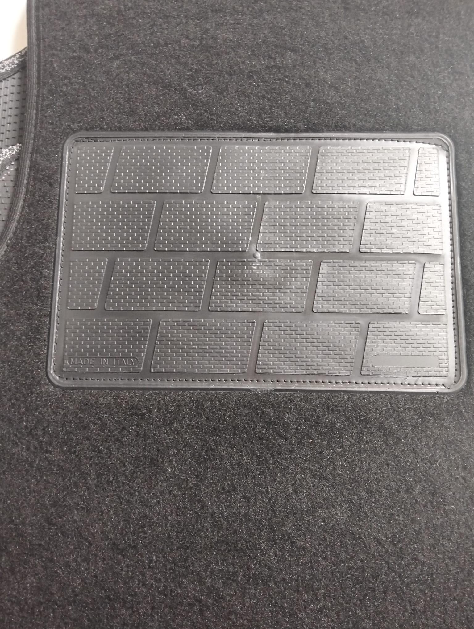 Set Tappetini Auto Fiat Panda, 4 Pezzi in Moquette Nera, con Bordino Velcrato Antiscivolo (4 ricami laterali, moquette standard 6mm)