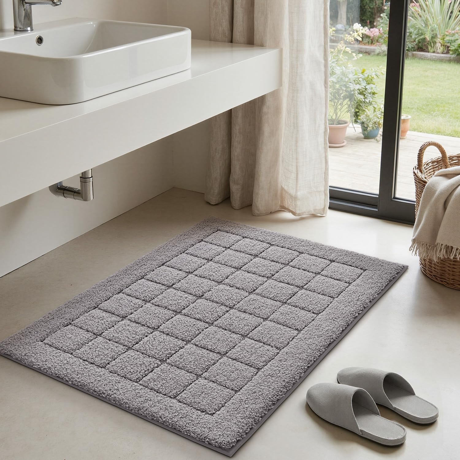 LUMI Modern Bathroom Rug, Washable Soft Absorbent Non Slip Bath Mat, Quick Dry Microfiber Plush Comfort Rugs for Shower Room, Bathtub, 20"x32", Grey