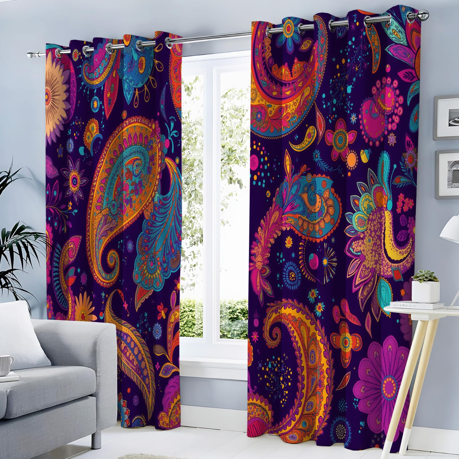 Rideaux motif cachemire violet foncé pour créer un cocon de douceur ethnique dans la chambre
