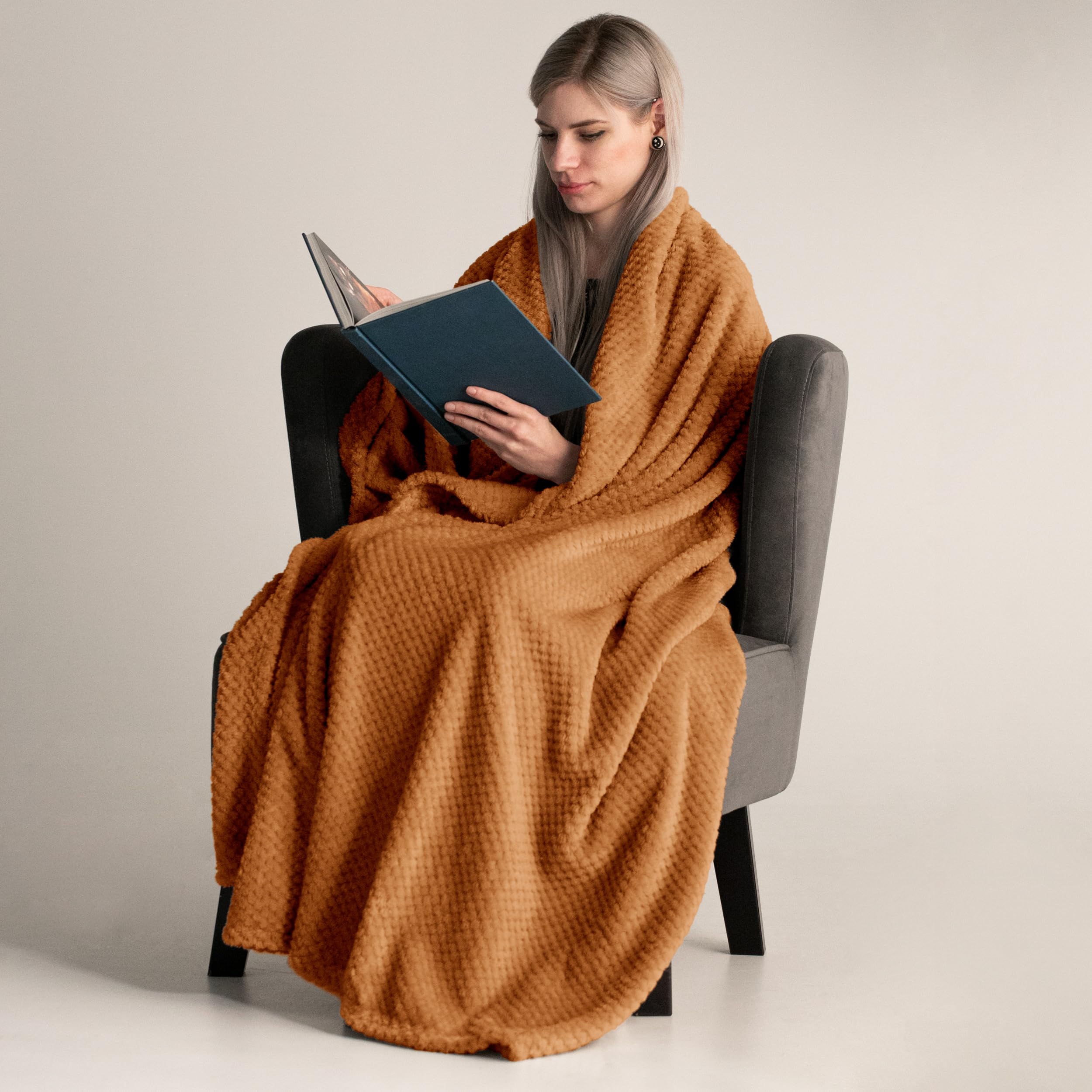 RESTILO Kuscheldecke 220x240 cm Decke Microfaser Wohndecke Tagesdecke Henry