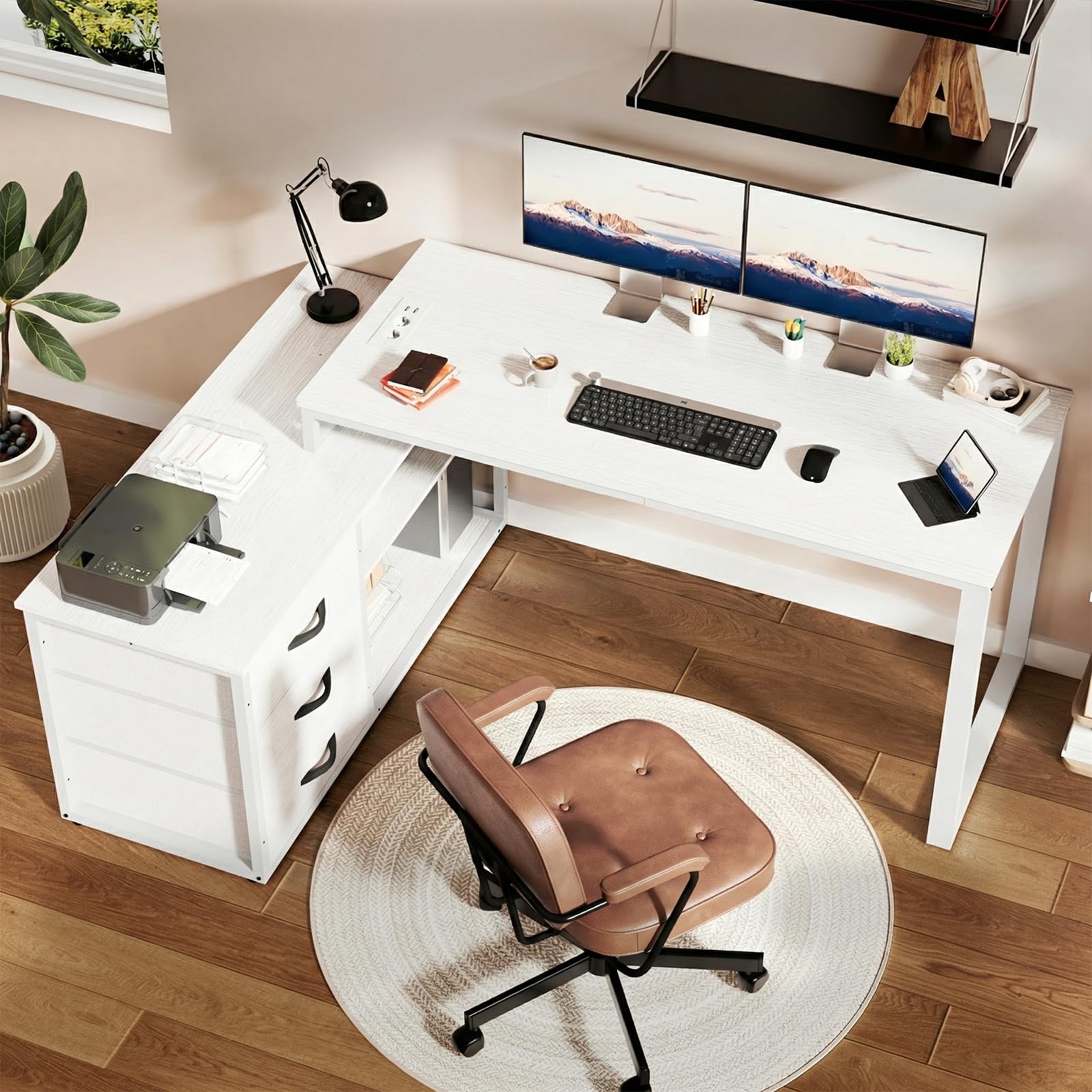 JUMMICO Scrivania angolare con 3 cassetti, scrivania reversibile a forma di L, 140 x 105 cm, con spazio aggiuntivo, scrivania da ufficio con presa di corrente, altezza divisoria regolabile, bianco