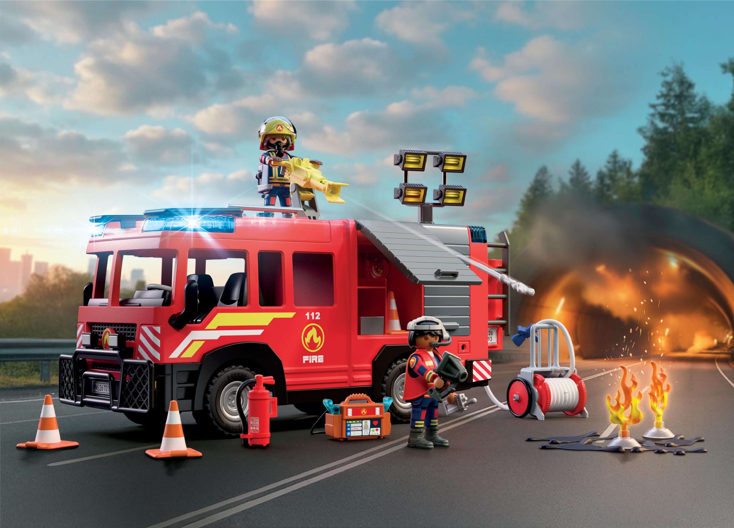 PLAYMOBIL | City Action | Pojazd ratunkowy dla strażaków | Pojazd ratunkowy ze światłem, dźwiękiem, działem gaśniczym i akcesoriami | Od 4 lat | 72193