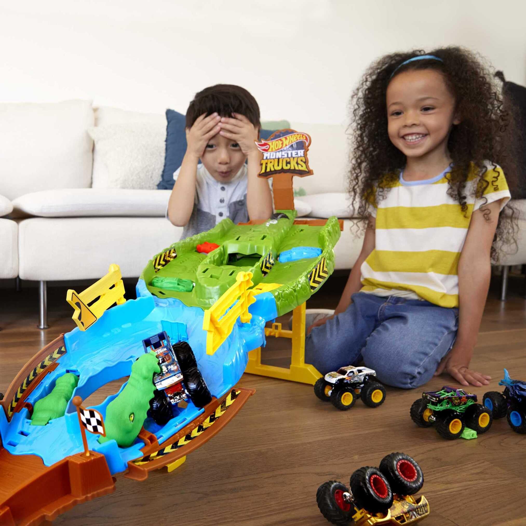 Hot Wheels Monster Trucks Torneo de los Titanes SIOC Pista para Coches de Juguete, Incluye 2 vehículos, Regalo +4 años (Mattel HJG32)