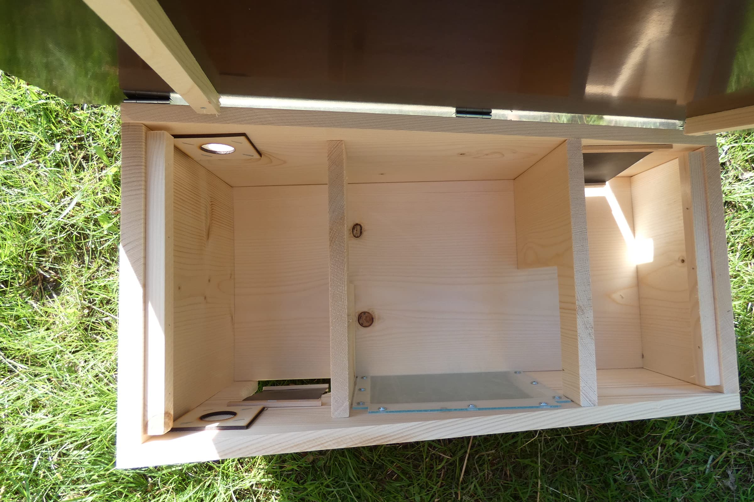Luxus Igelfutterhaus mit Beobachtungsfenster 80cm x 40cm x 32cm Igelhotel 18mm Vollholz Witterungsbeständig Labyrintheingang easytouch-Rattenklappe und Boden, Herstellung in Niederbayern