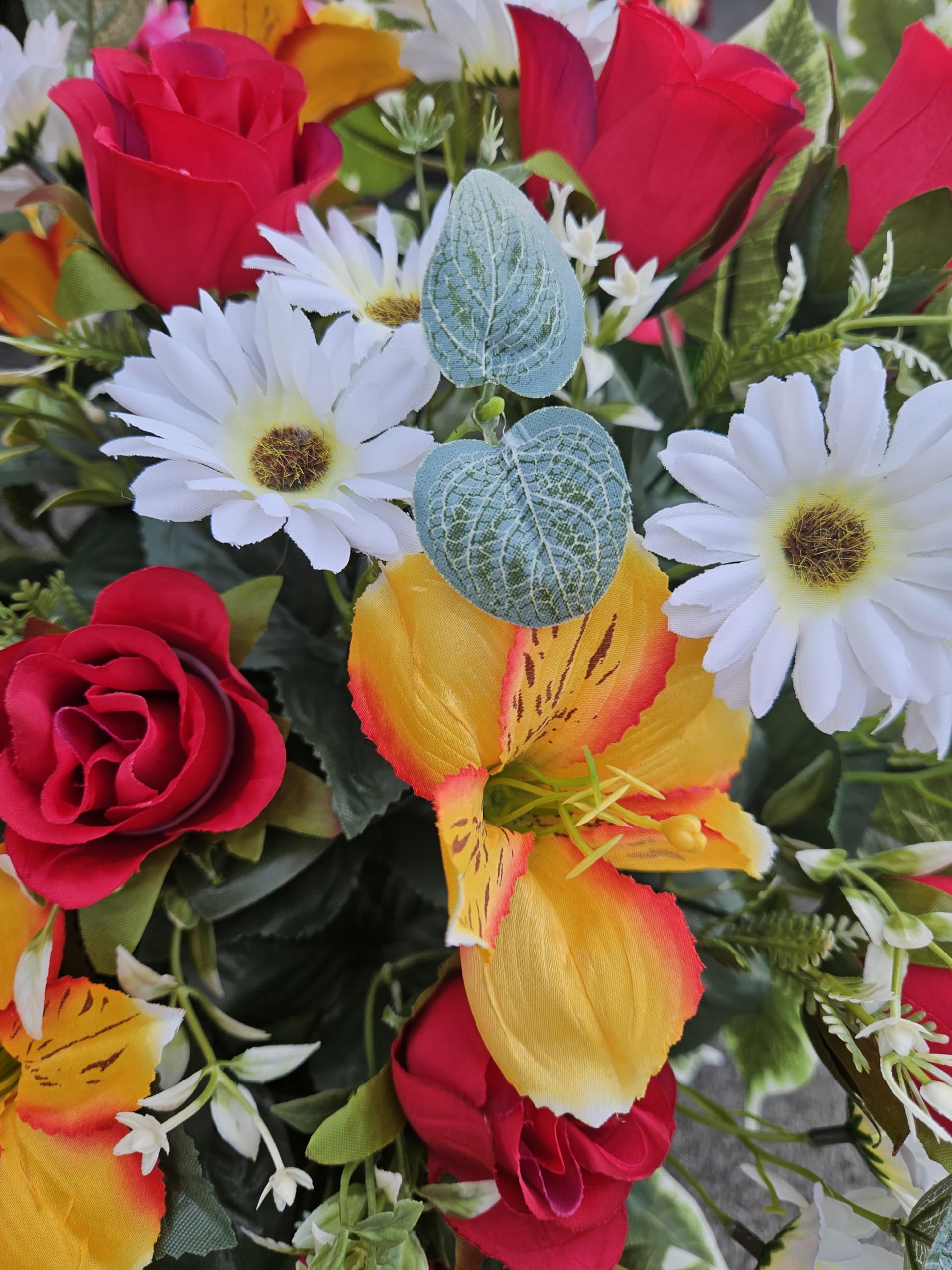 Composition de Fleurs artificielles, lesté Totalement Ciment en jardinière, pour cimetière. Réalisé par nos Soins, Produit apprécié dans nos Villes, Fleurs de très Bonne qualité.