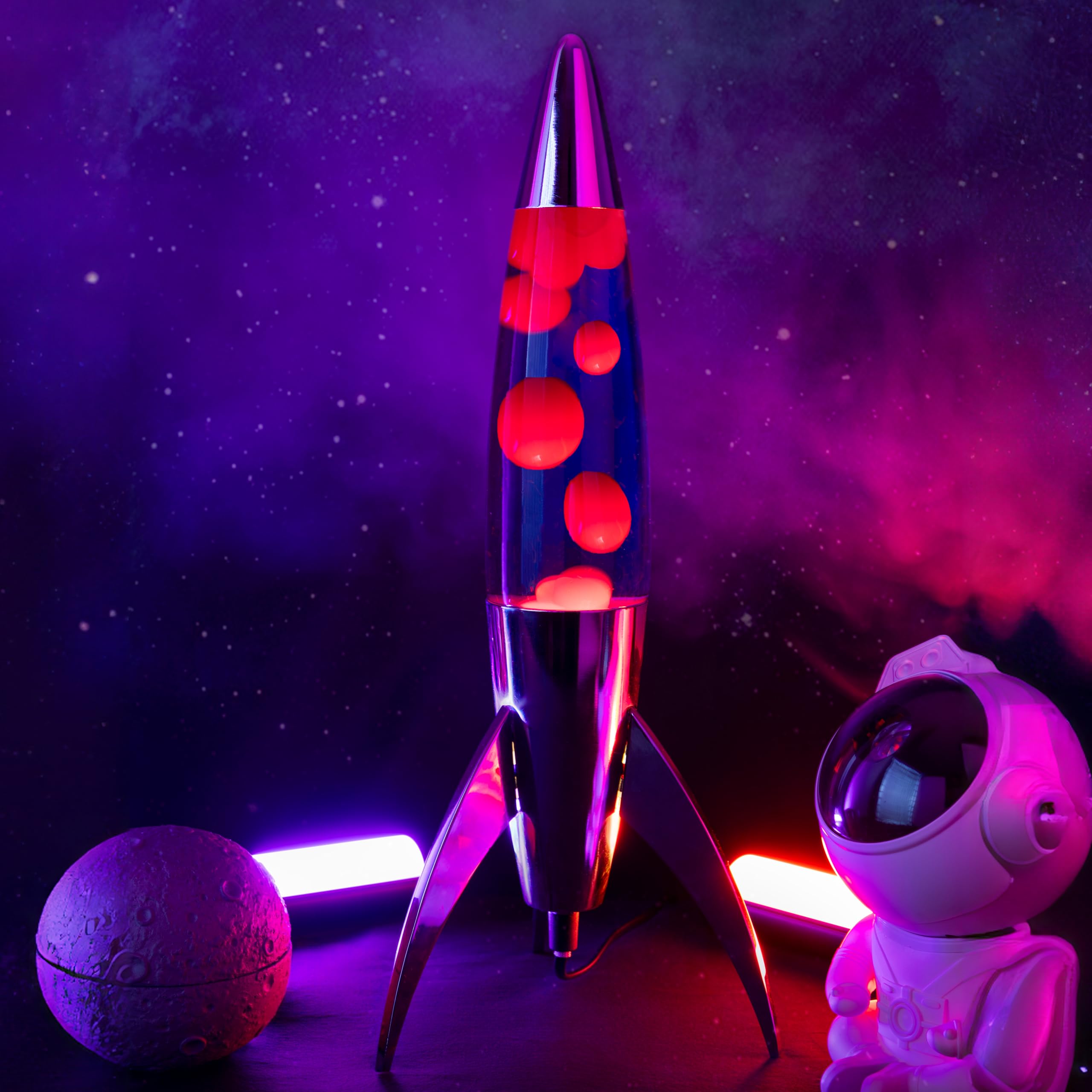 Fisura - Fioletowa lampa lava "rocket". Chromowana podstawa, fioletowy płyn i czerwona lawa. Retro lampa lava z zapasową żarówką. 20 cm x 20 cm x 45 cm.