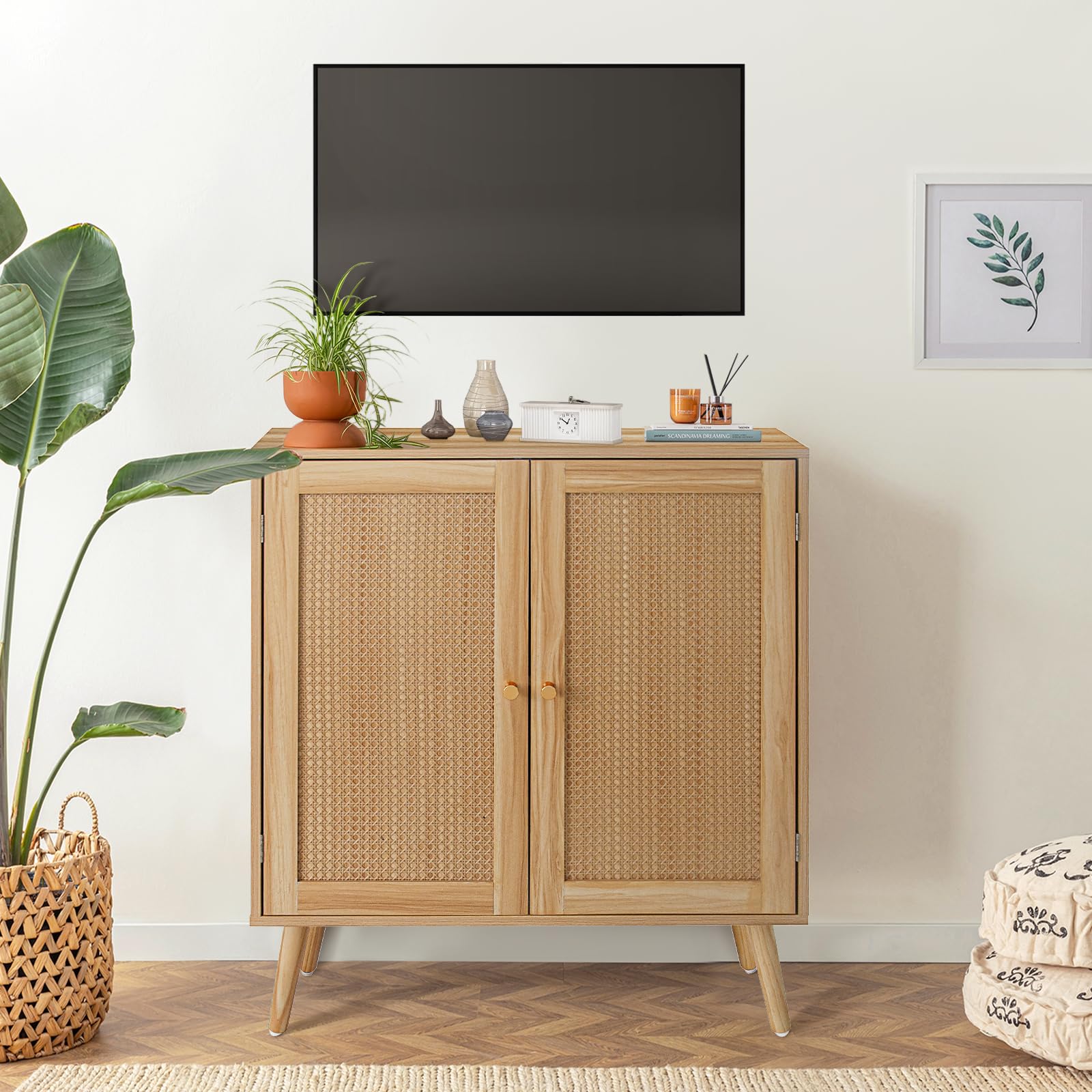 Mueble de cocina de ratán con estantes amplios y acabados robustos