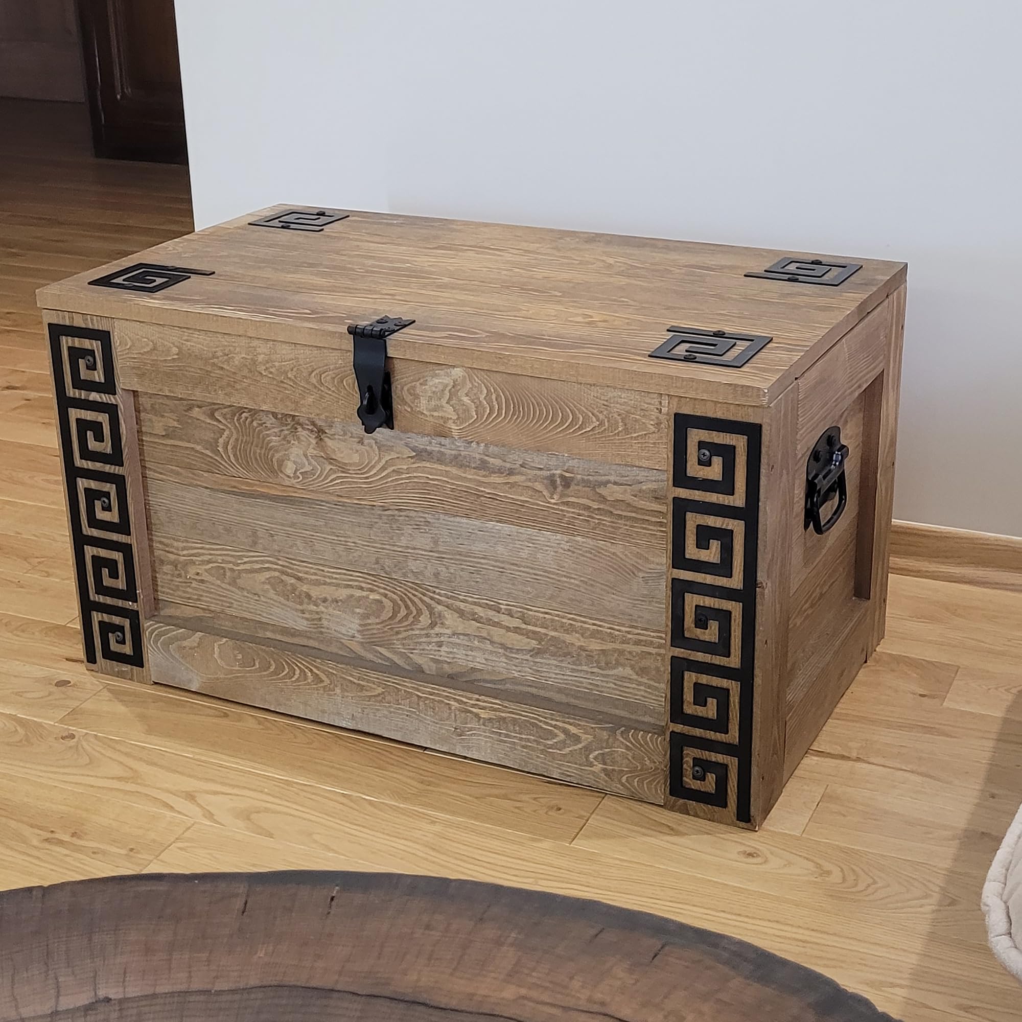 weeco Baúl de madera con diseño griego con ruedas, caja de madera de 80 x 47 x 45 cm, mesa de café, cofre del tesoro, mesa auxiliar, tapa plegable y espacio de almacenamiento, caja de muebles de