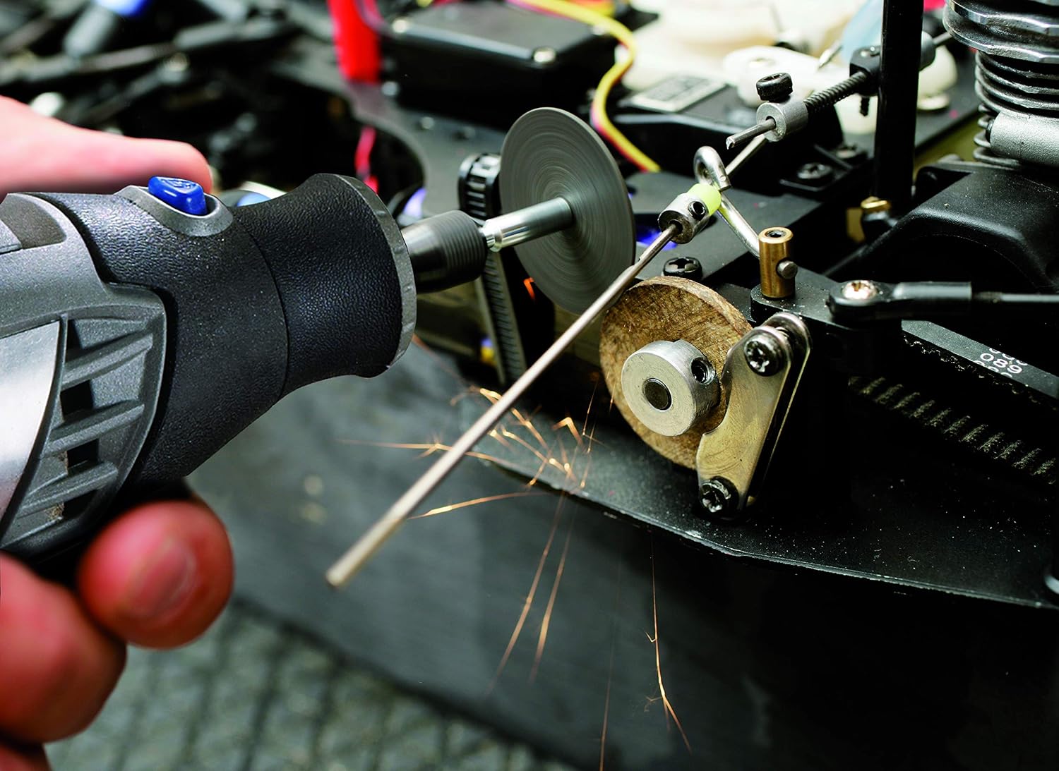 Dremel 3000 Microrretífica com Eixo Flexível e 82 Acessórios 127V