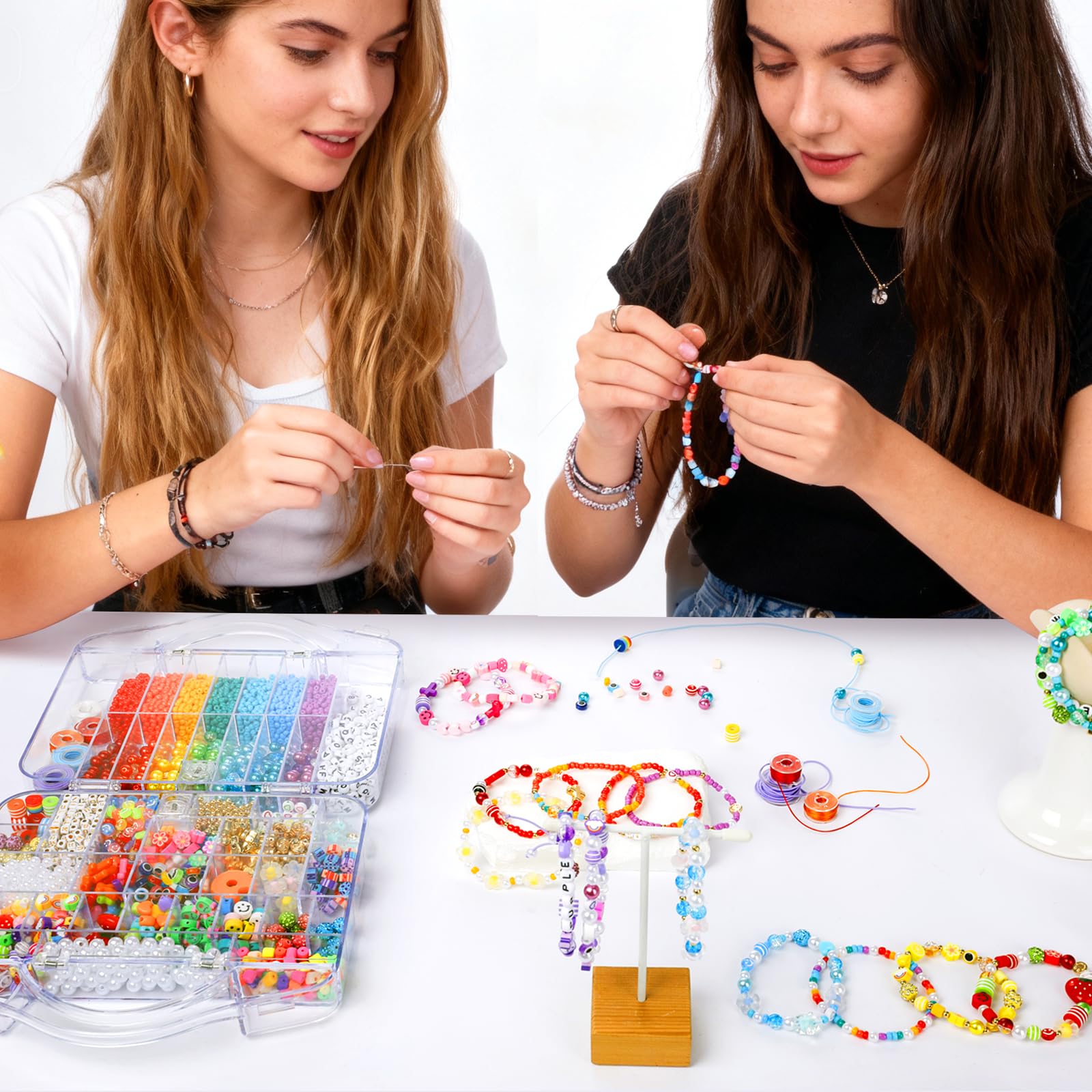 Kit per la creazione di braccialetti con oltre 2000 perline (50 tipi) – Pony, Kandi, argilla polimerica, faccina sorridente e lettere perline per la creazione di gioielli, set fai da te con