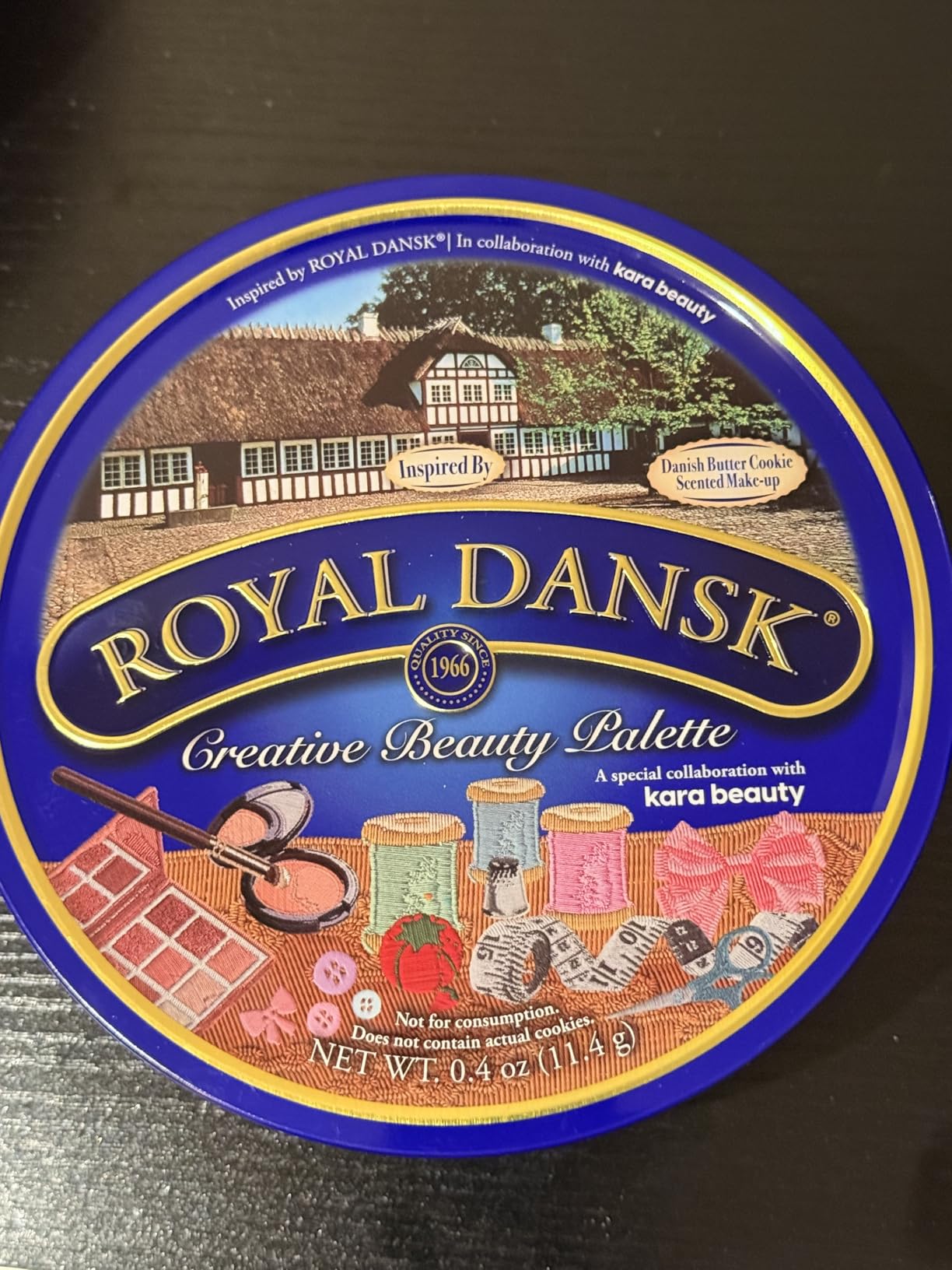 KARA BEAUTY Royal Dansk Palette Limited Edition Holiday Makeup Gift Set, Cookie Tin Eyeshadow Palette with 14 Cookie-Inspired Shades, Festive Eyeshadow Holiday Beauty