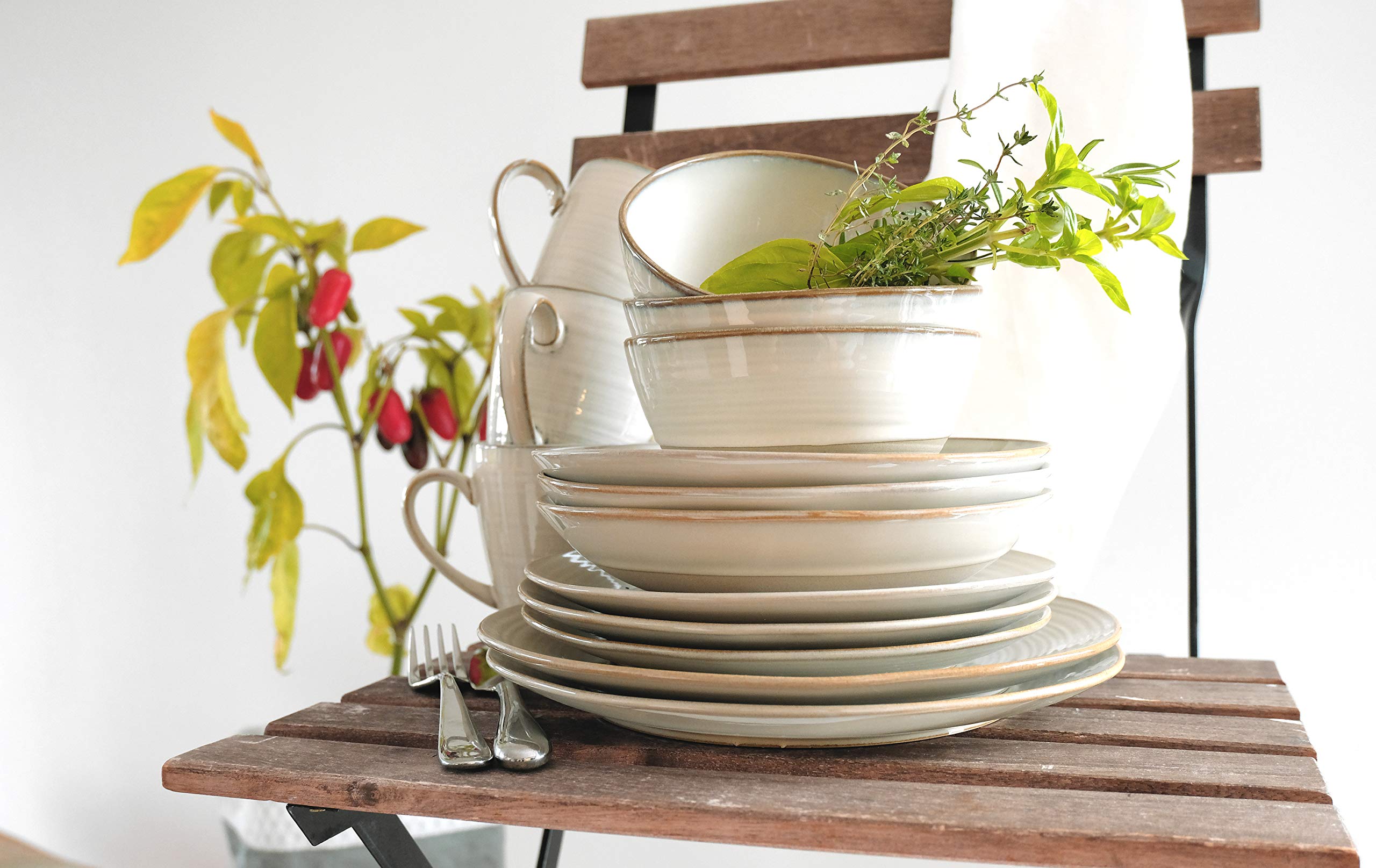 MÄSER 931371 Serie Nottingham Vintage Teller-Set für 4 Personen, 8-teiliges Tafelservice mit Speiseteller und Suppenteller im unregelmäßig runden Retro Look, Steinzeug, Beige