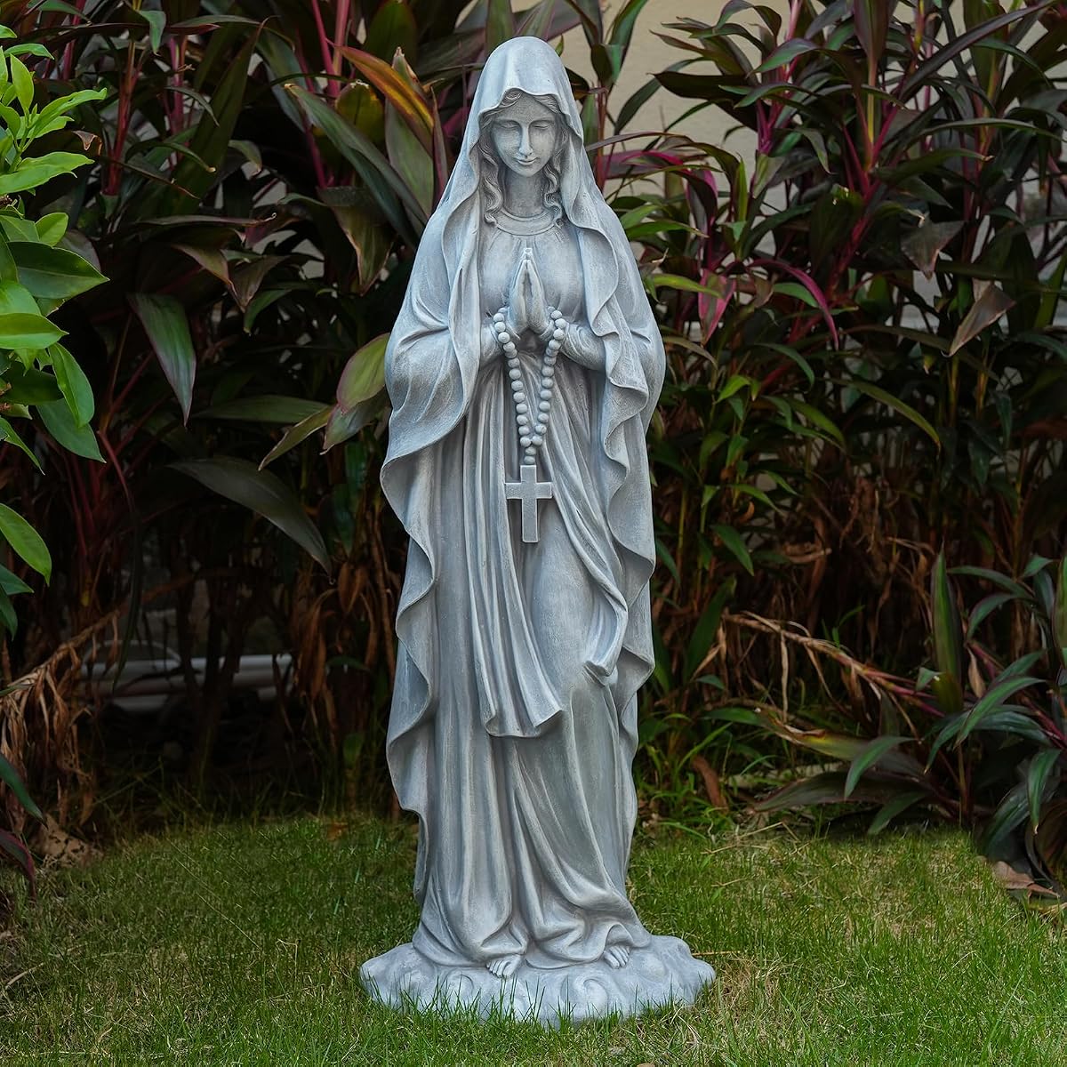 VChymm Estatua de oración de la Virgen María de 31.49 pulgadas de alto jardín al aire libre jardín religioso patio al aire libre patio cubierta entrada del hogar pasillo escultura piedra de óxido de magnesio (virgen gris)