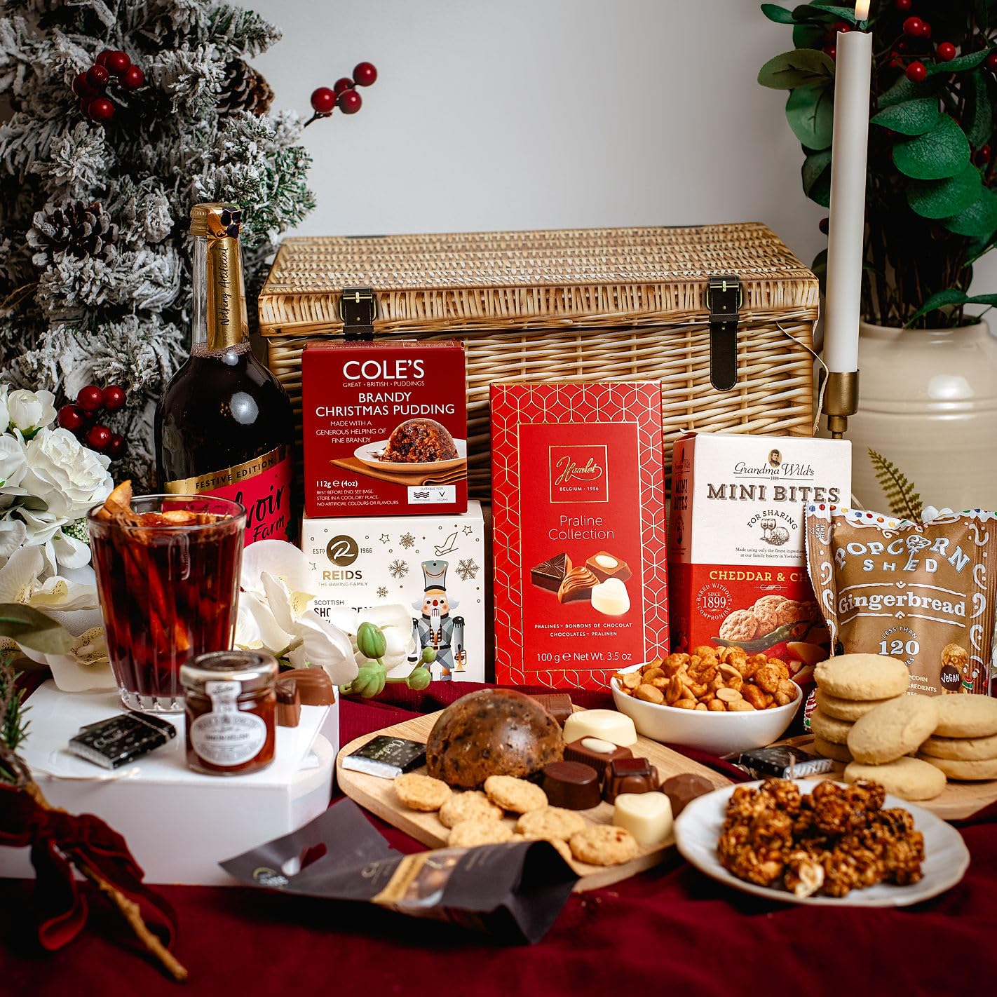 Luxury Christmas Hamper In Wicker Effect Box - Premium Alcohol Free Food Hamper - For Couples, Friends & Families - Mulled Wine Punch, Christmas Pudding, Indulgent Pralines, Festive Gourmet Treats