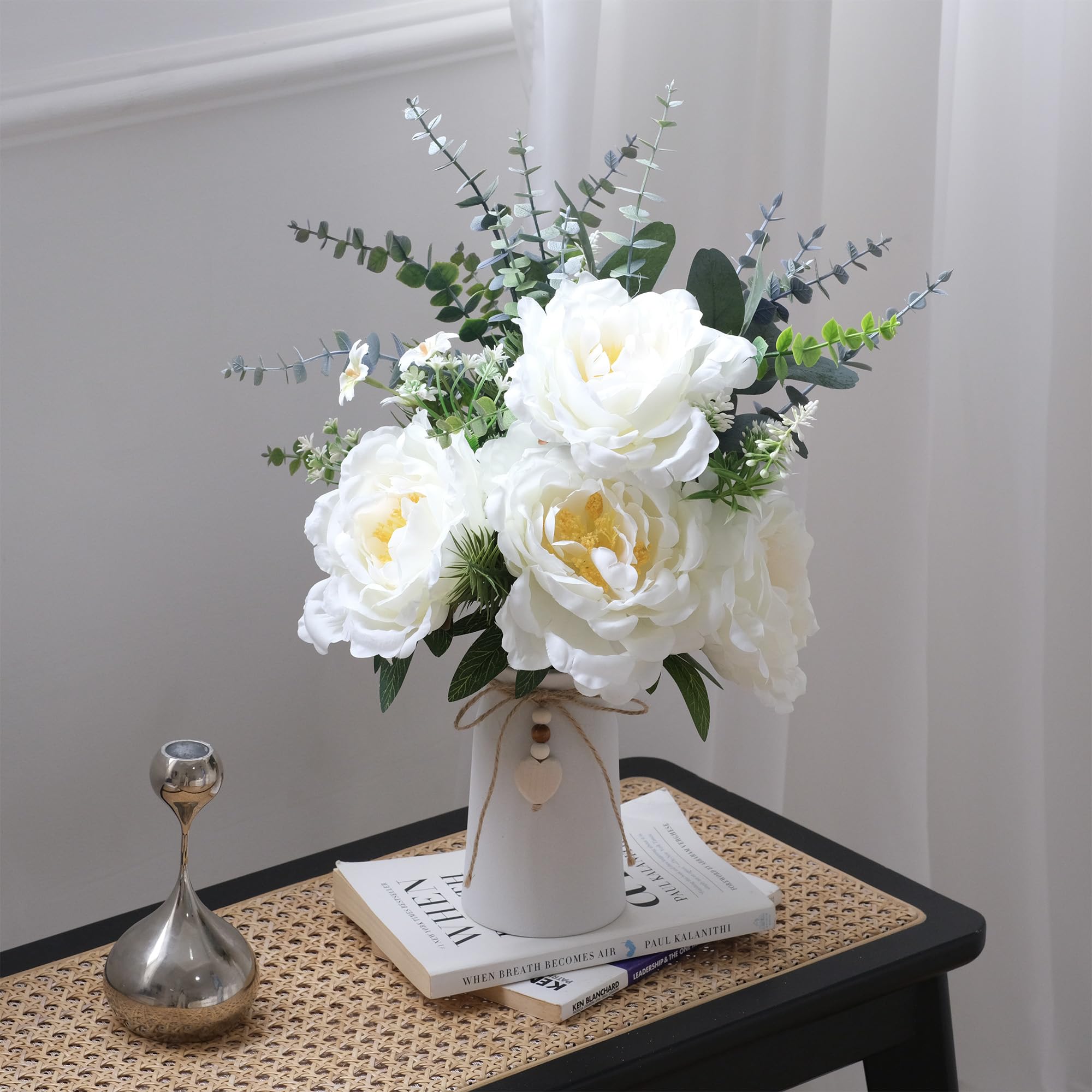 Composizione di peonie artificiali in vaso di ceramica, 40,6 cm, fiori di dalia finta con steli di eucalipto e foglie decorative, vaso con corda di iuta e ciondolo a forma di cuore, centrotavola per