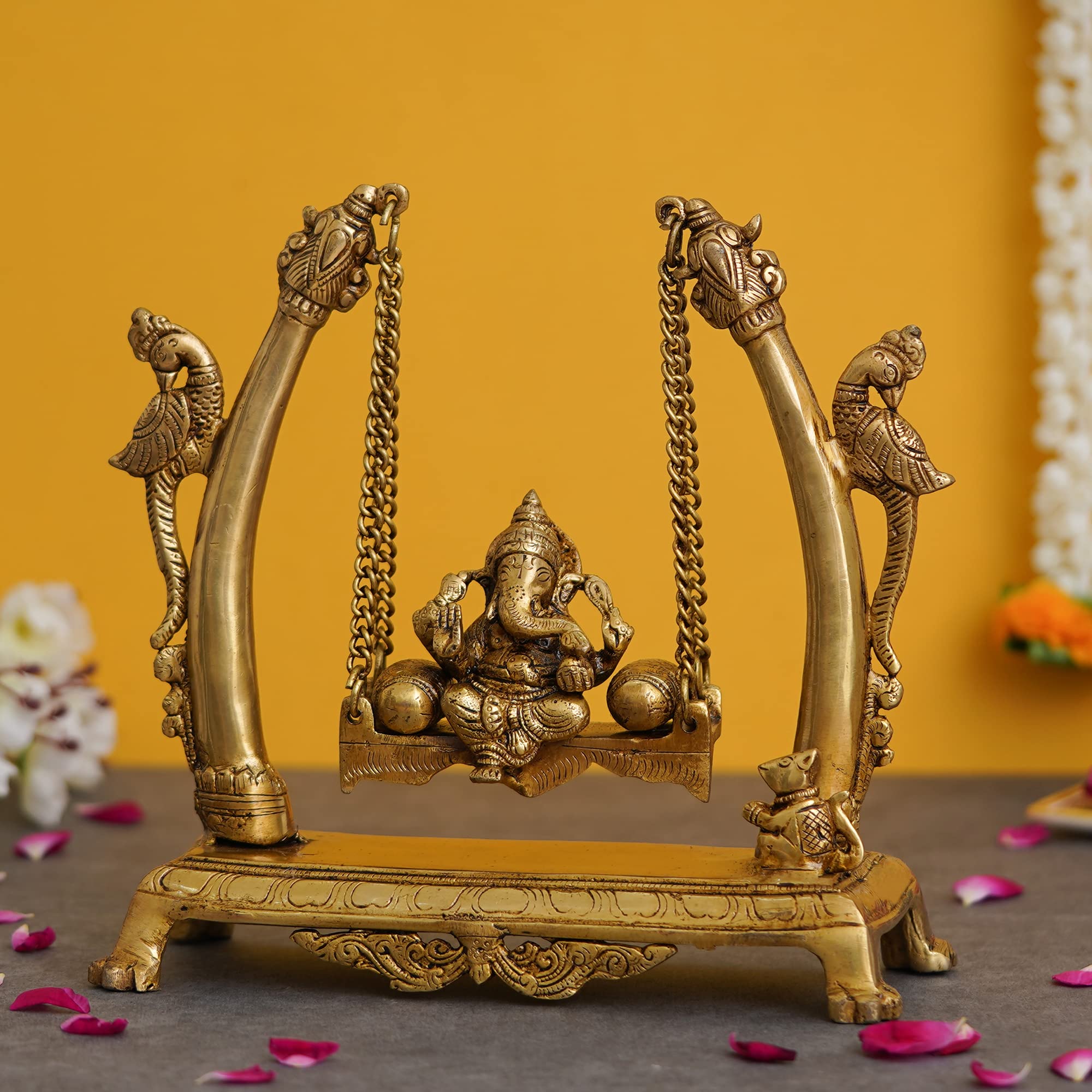 eCraftIndia Idole de Ganesh en laiton doré assise sur une balançoire de paon | Idole du Seigneur Ganesha pour décoration d'intérieur | Statue de Ganesh | Ganesh Ganpati Murti Cadeau pour Diwali