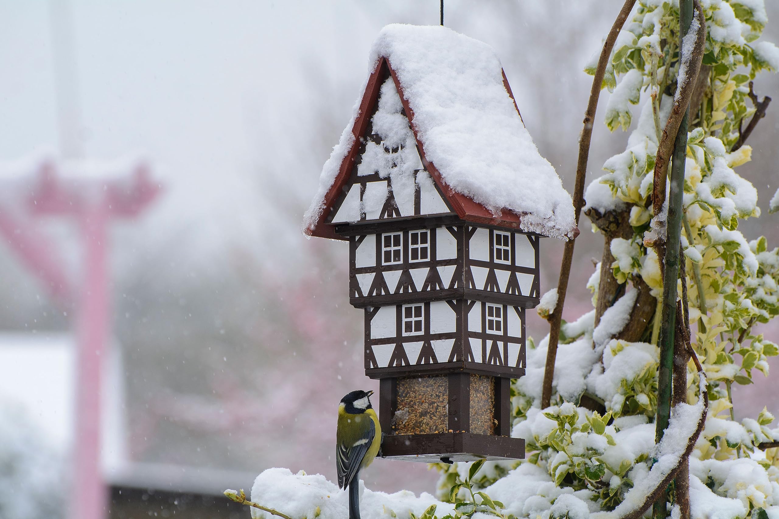 dobar® Design Vogelfutterhaus Zuckerhut zum Aufhängen mit großem Futtersilo, wetterfest - Vogelhaus im Fachwerkstil - 20 x 18 x 41 cm - Weiß/Braun/Rot