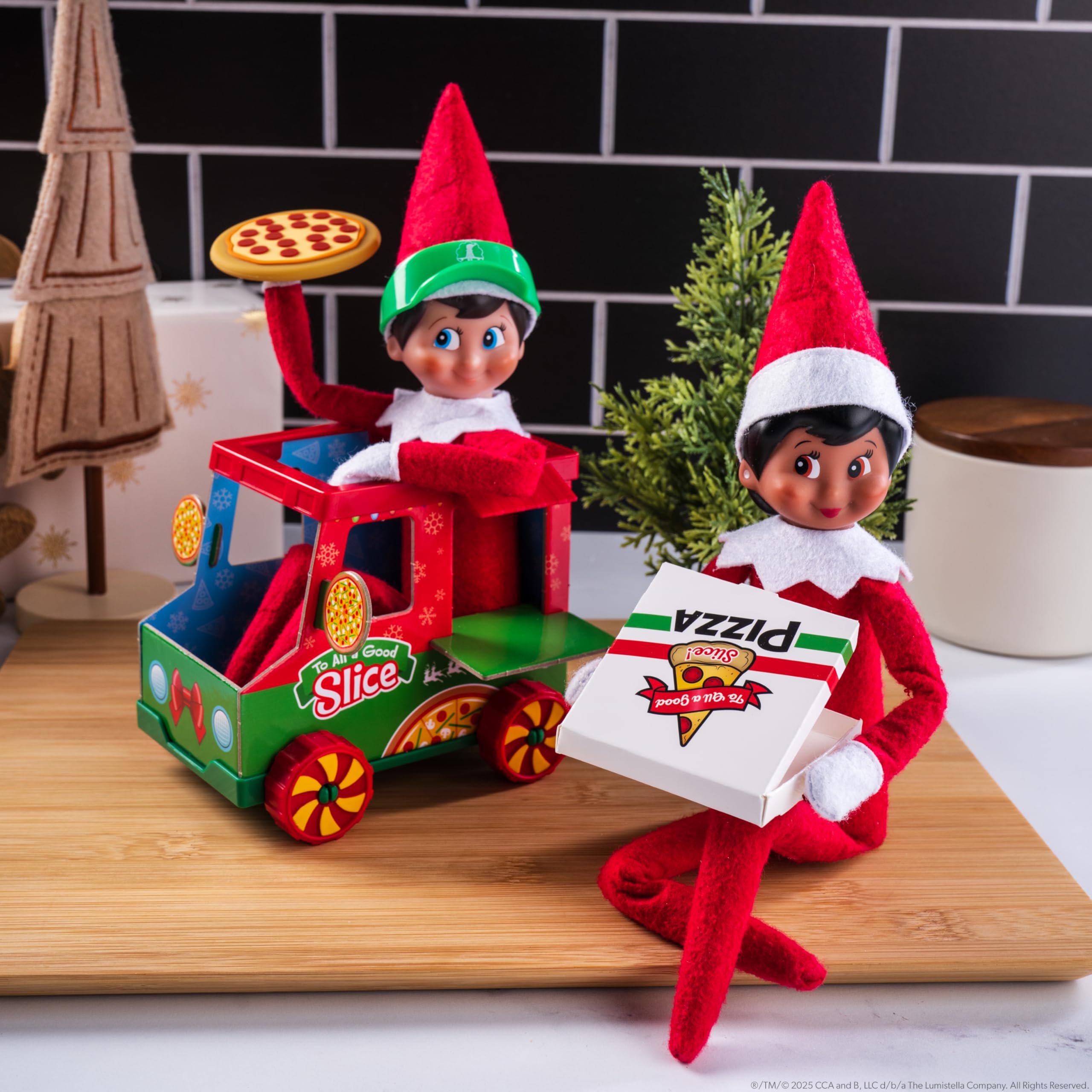The Elf on the Shelf Polar Props Camion à Pizza Polaire – Accessoires et Accessoires pour des scènes Amusantes d'elfe de Pizza – Elfe Scout Non Inclus.