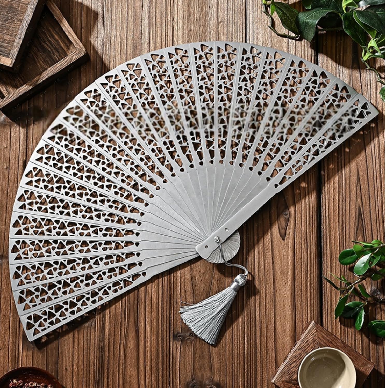 檀香扇】 中国工芸品 透かし彫り 白檀 扇子 香木 窓付きの箱