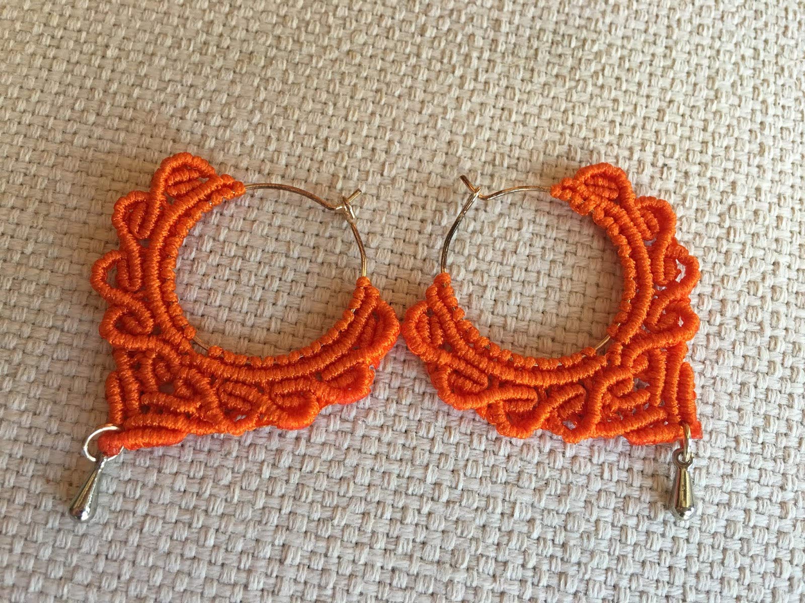 Pendientes aros macramé naranja hechos a mano Son muy ligeros.Pendientes ondas .Aros macrame hoops
