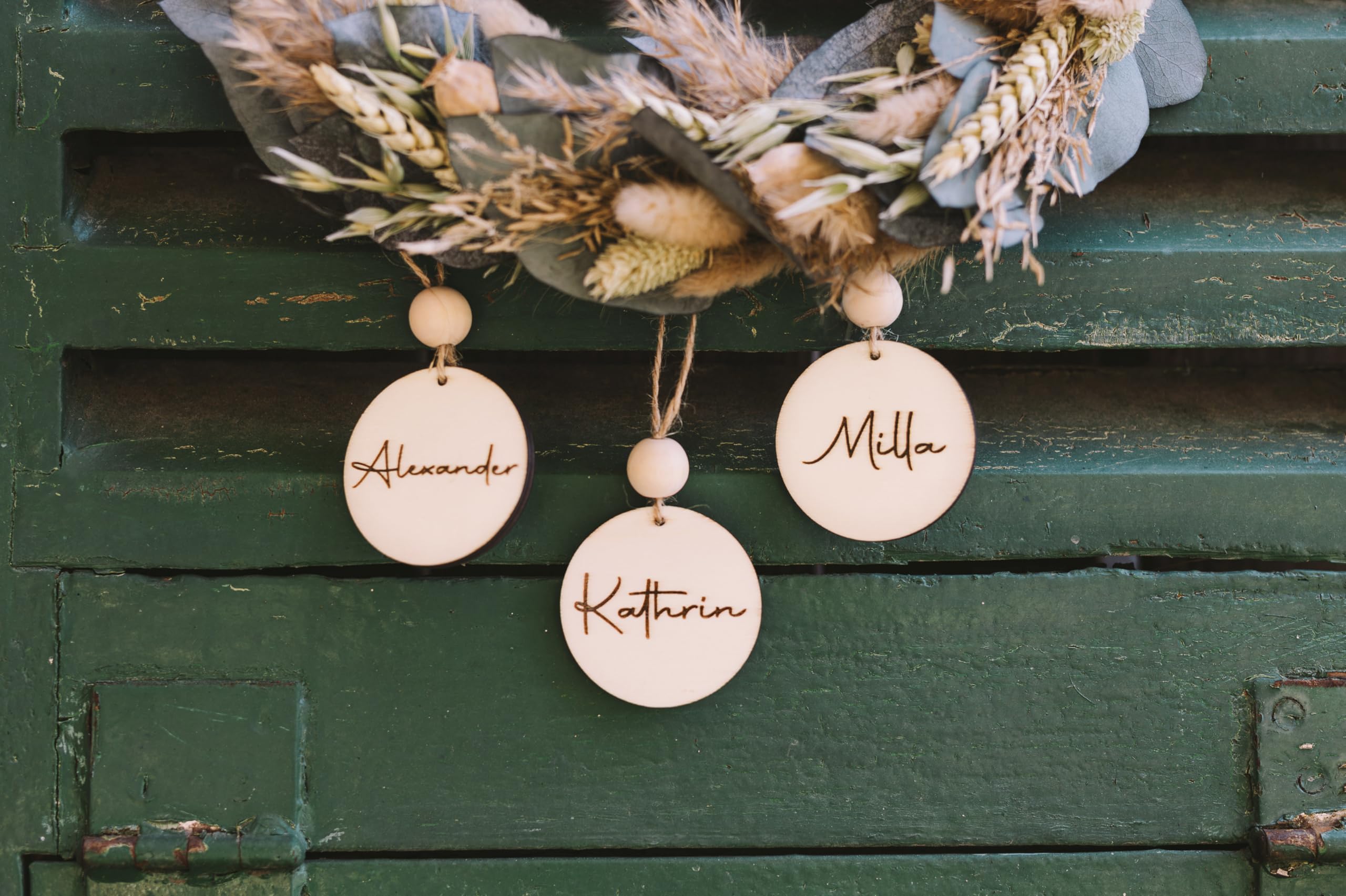 Willkommensschild I Trockenblumenkranz I Türkranz Trockenblumen I Herzlich Willkommen Türhänger I Innenbereich I personalisierbar I ganzjährig I bis zu 5 Namenanhänger hinzufügbar (24cm, Naturtöne)