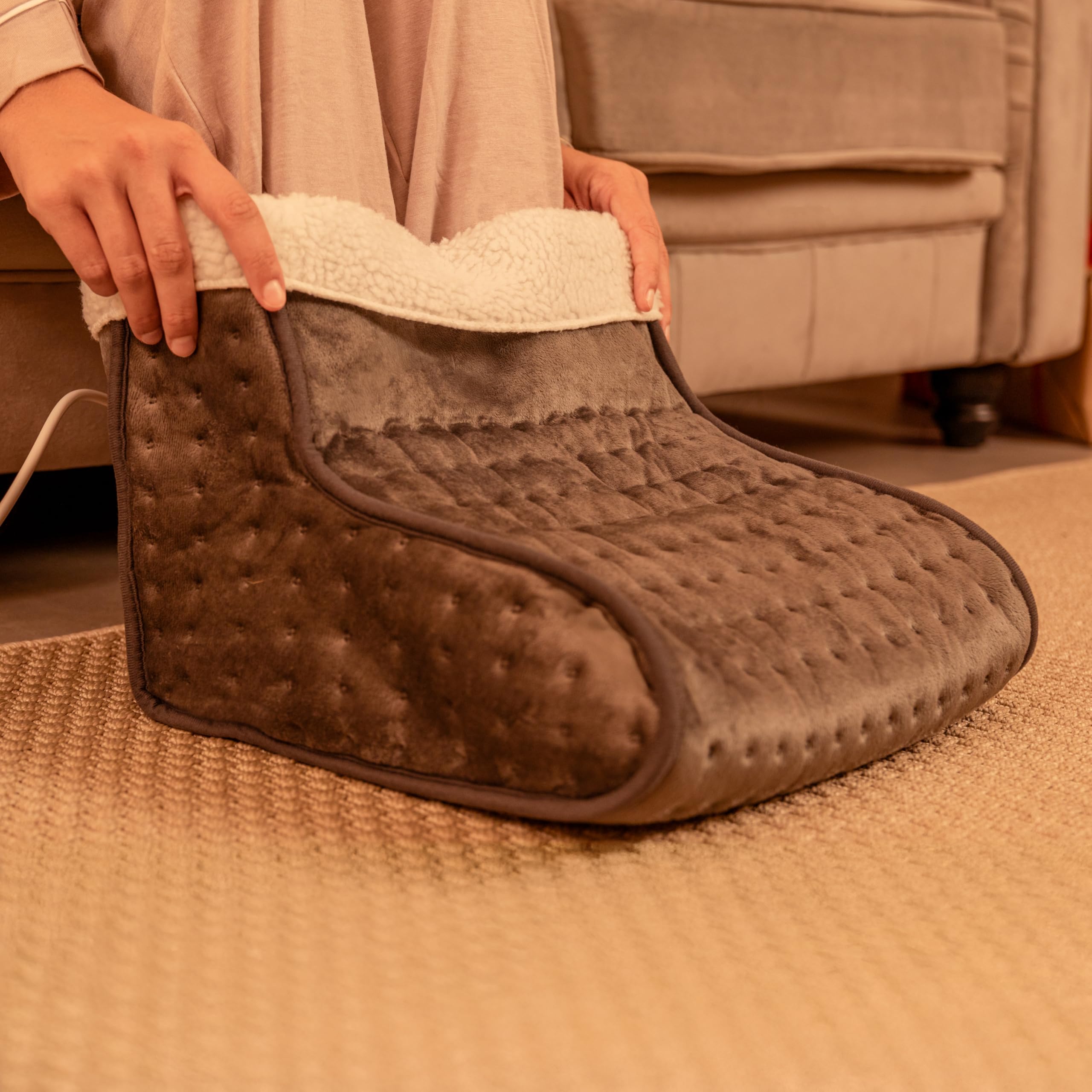Cecotec Calientapies Eléctrico - Calentador de Pies - HeatConfort FootWarmer. 100W, Apagado Automático, 3 Niveles de Temperatura Ajustables, Suave y Transpirable, Protección Sobrecalentamientos