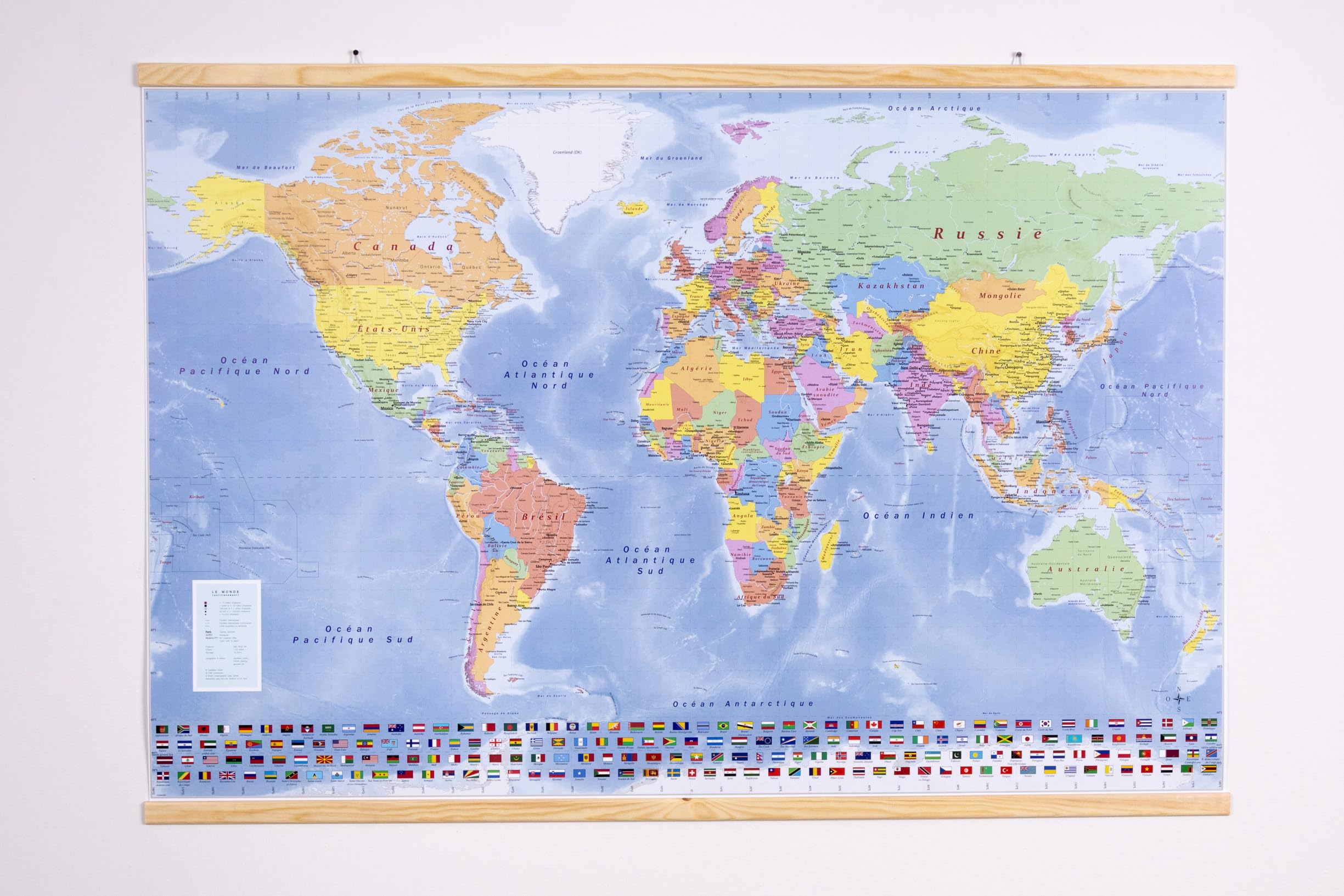 Grande carte du monde (carte murale) en français de 100 x 70 cm avec plastification sur les deux faces, avec baguettes en bois, autocollants pour marquer les destinations