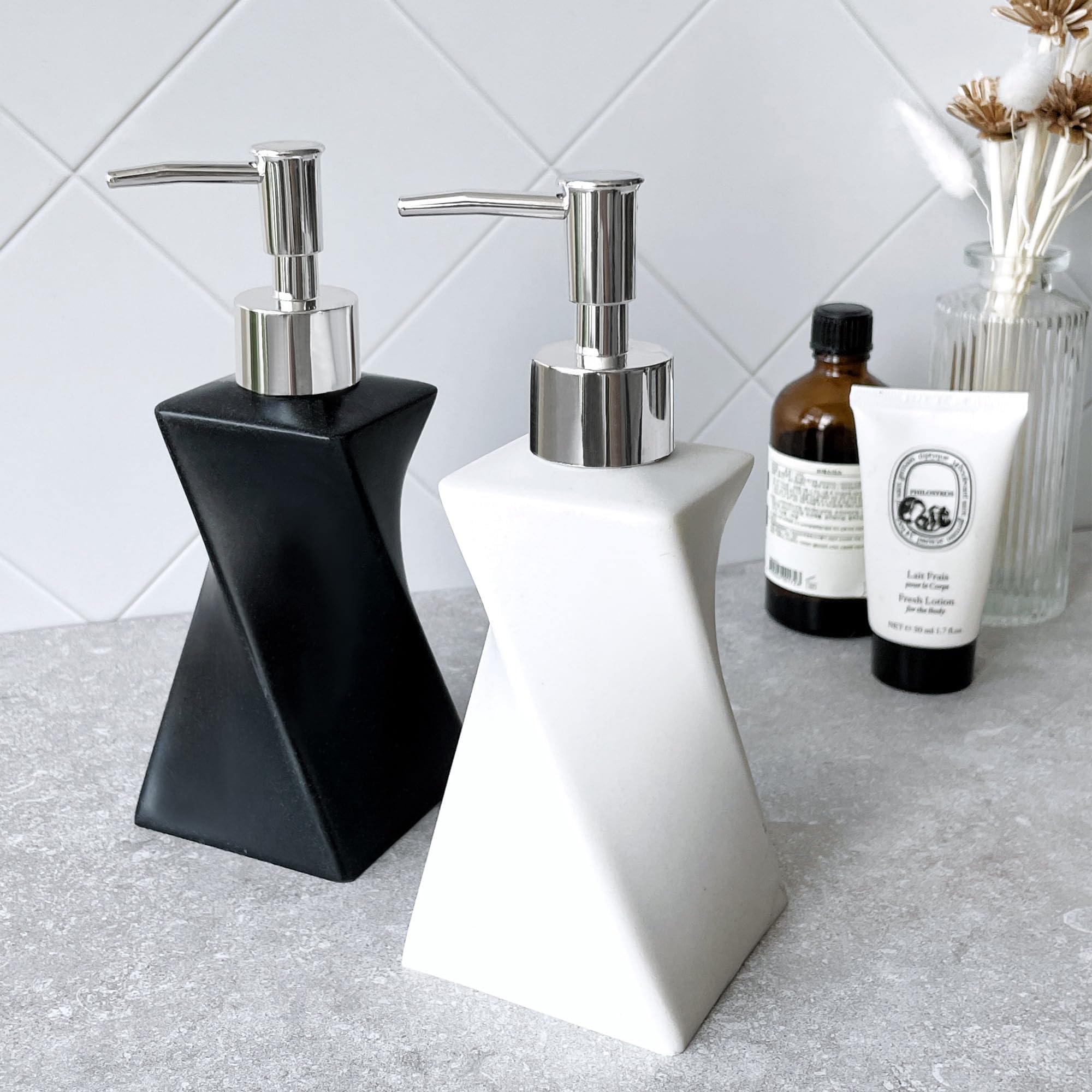 Set di 2 dispenser di sapone moderno bianco e nero con pompa argentata per bagno e cucina, stile arte contemporanea, finitura opaca, antiruggine, 250 ml
