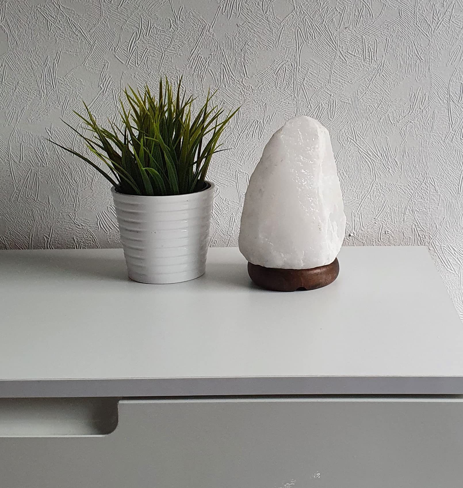 Salzkristalllampe weiß – Salzsteinlampe natürliche Salzlampe Salzstein Wellness Dekolampe für Schlafzimmer Wohnzimmer & Büro Lampe Himalaya Salzlampe aus der Salt Range Pakistan Holzfuß + LED