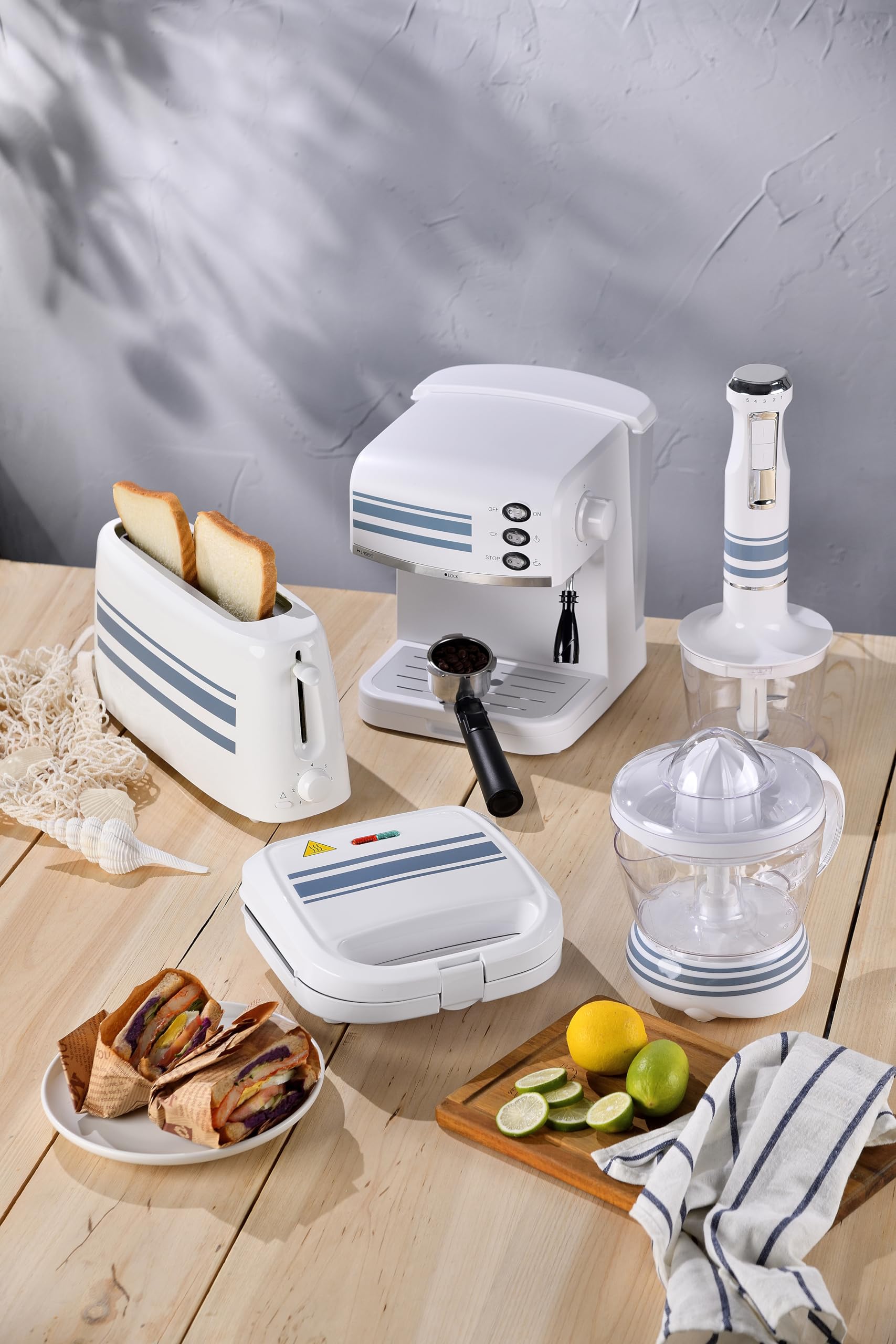 BERGNER NOIA - Sandwich Maker 750W - Rivestimento antiaderente - Impugnatura Cool Touch - Termostato regolabile - Protezione contro il surriscaldamento - Design compatto