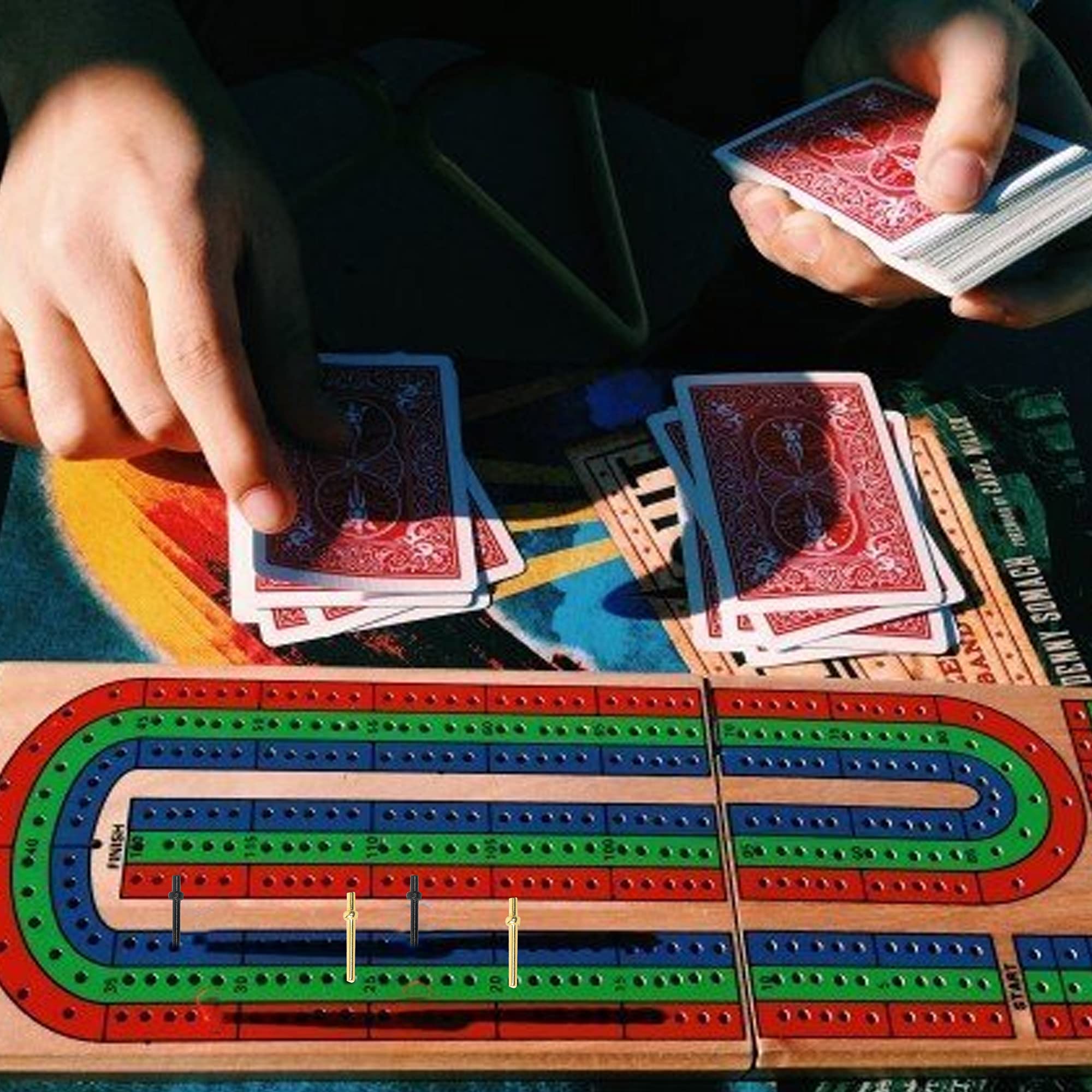 Juego de mesa de madera tradicional, codificado por colores de 3 pistas con clavijas de metal y baraja de naipes 3